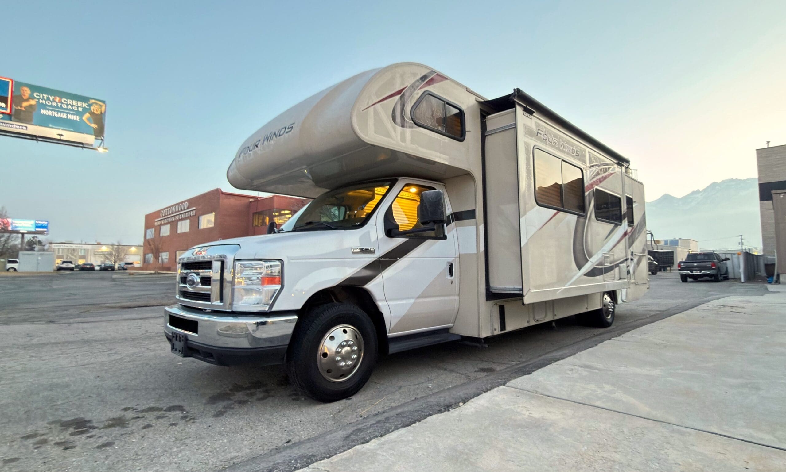 2019 Thor Four Winds 28Z with Slide