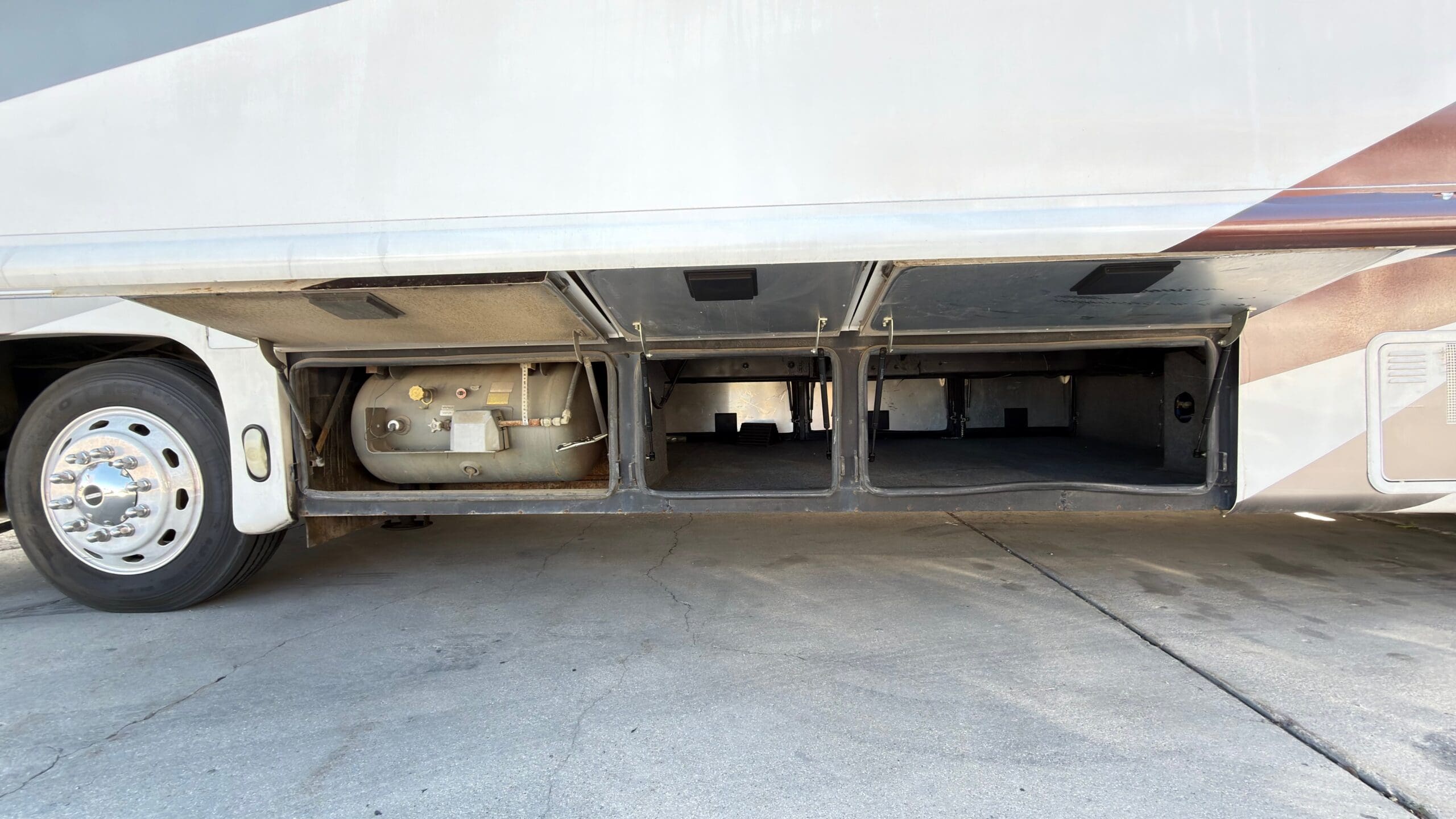 2002 Tiffin Allegro Bus 38TP with 3 Slides - Image 19