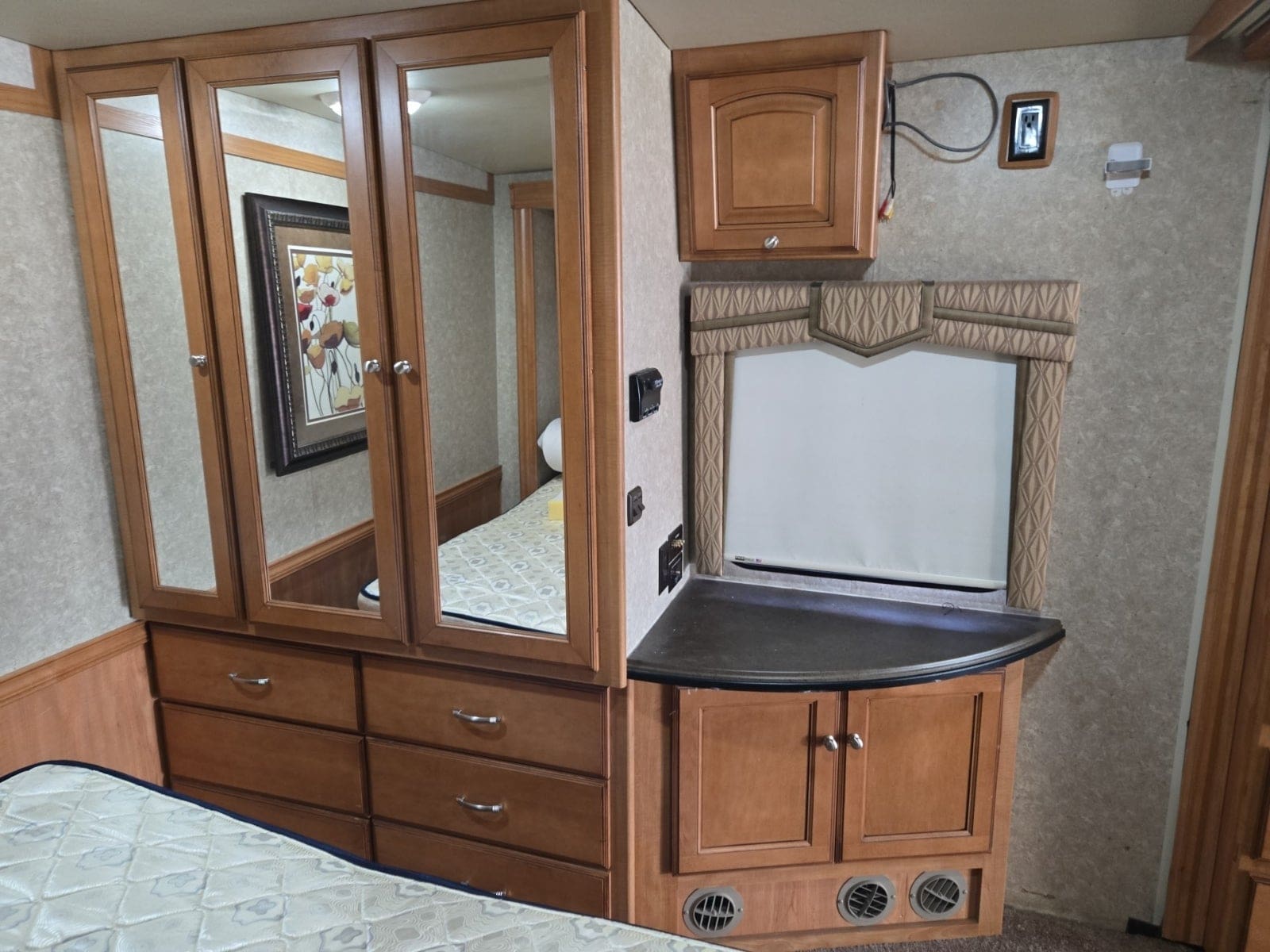 2011 Winnebago Sightseer 33C with 3 Slides - Image 13