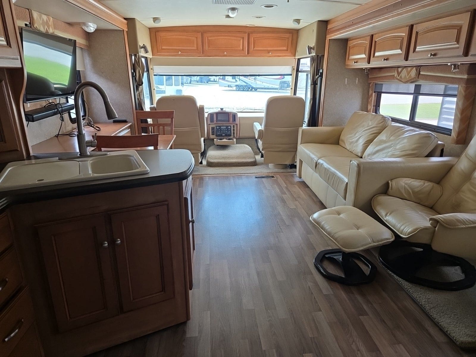 2011 Winnebago Sightseer 33C with 3 Slides - Image 7