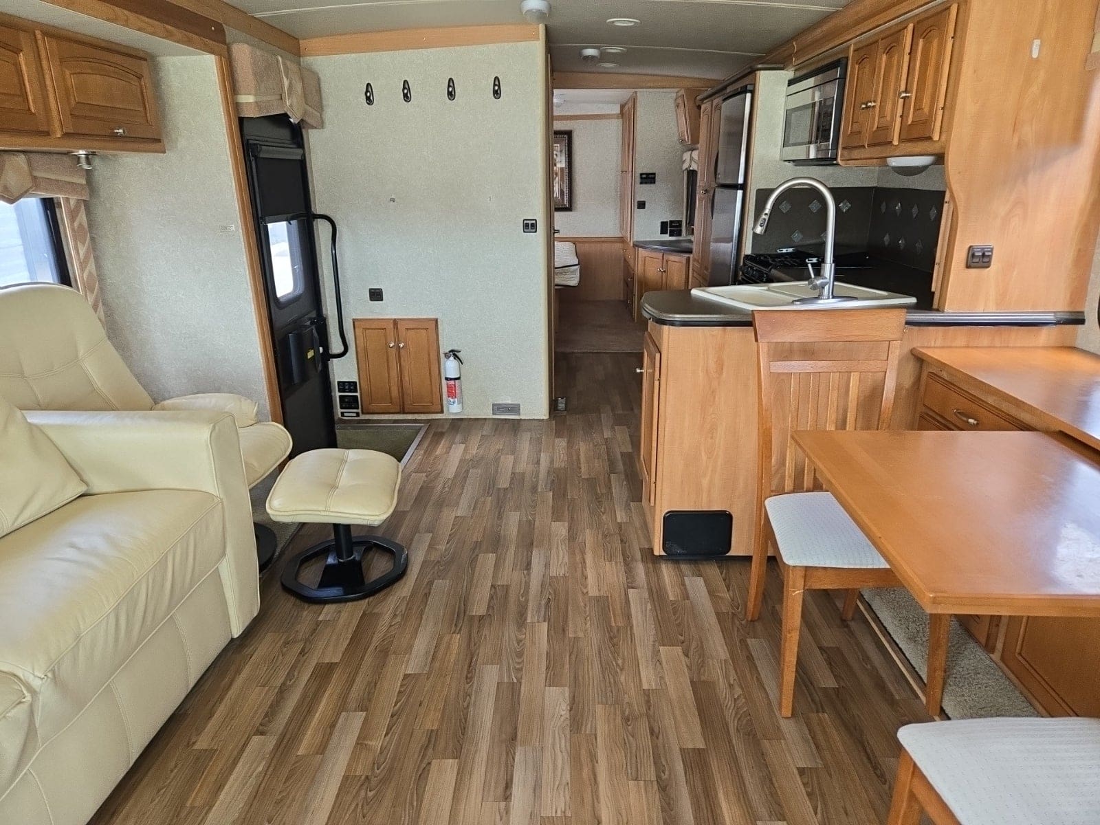 2011 Winnebago Sightseer 33C with 3 Slides - Image 8