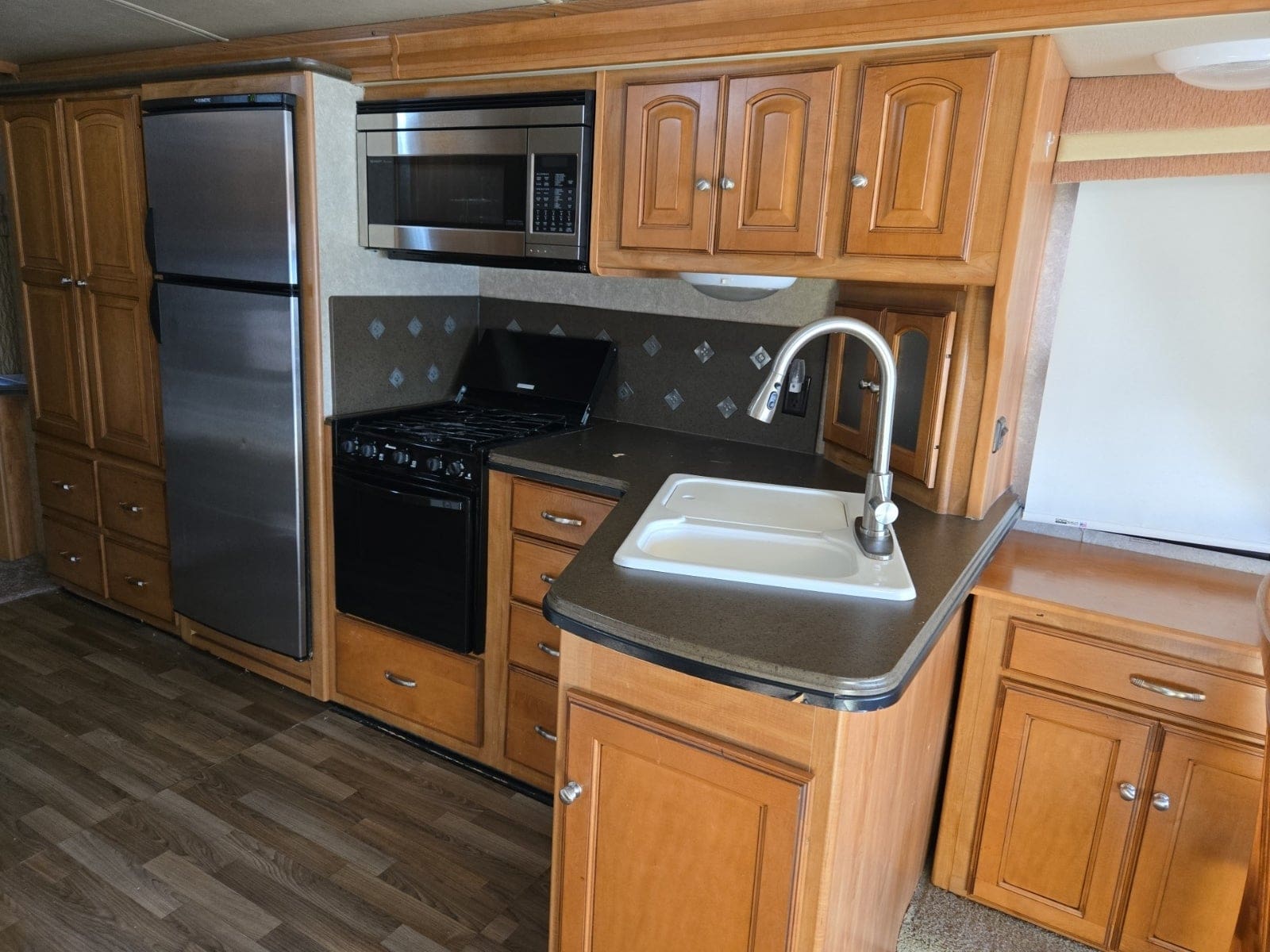 2011 Winnebago Sightseer 33C with 3 Slides - Image 9