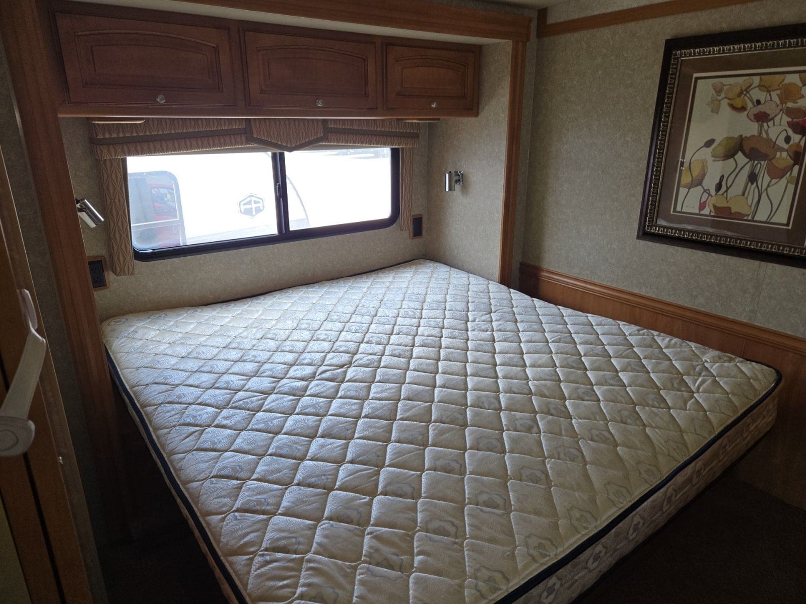 2011 Winnebago Sightseer 33C with 3 Slides - Image 12
