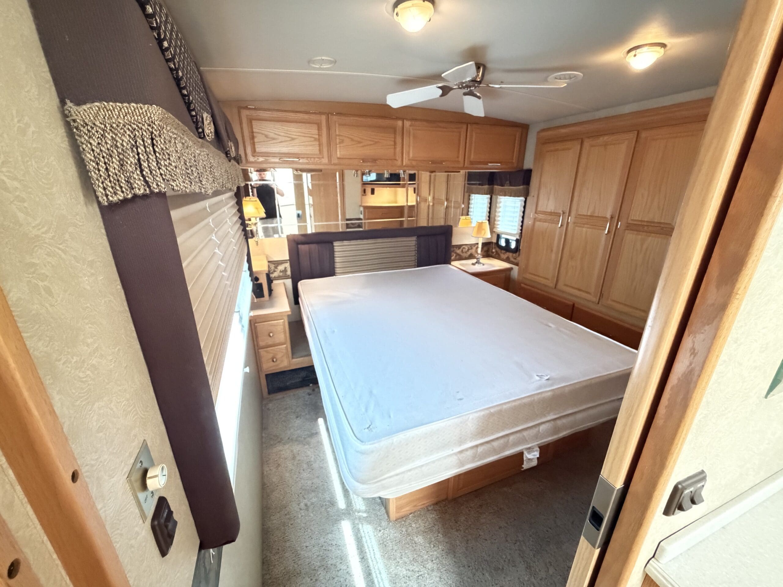 2006 Winnebago Journey 36G pusher with 2 Slides - Image 43