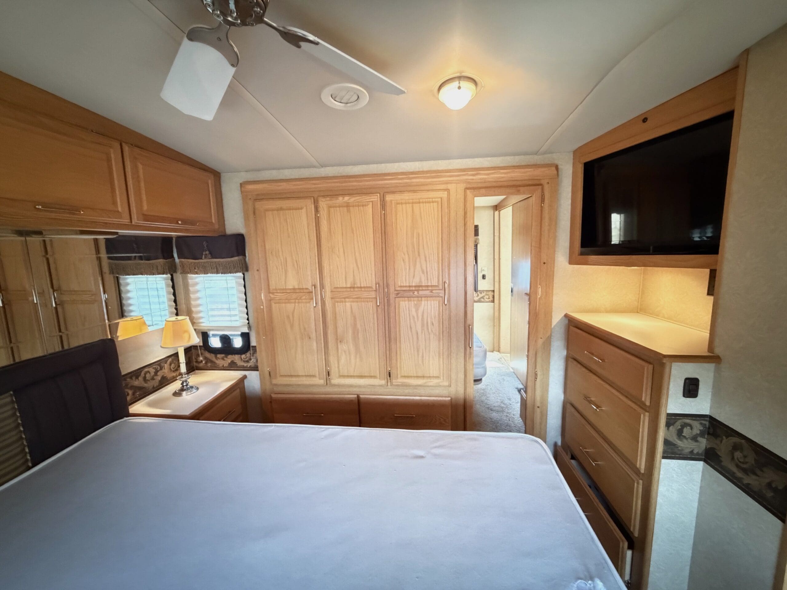 2006 Winnebago Journey 36G pusher with 2 Slides - Image 44