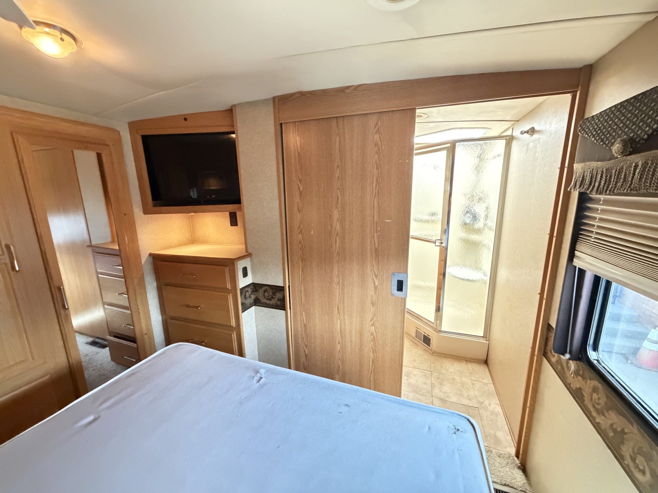 2006 Winnebago Journey 36G pusher with 2 Slides - Image 45