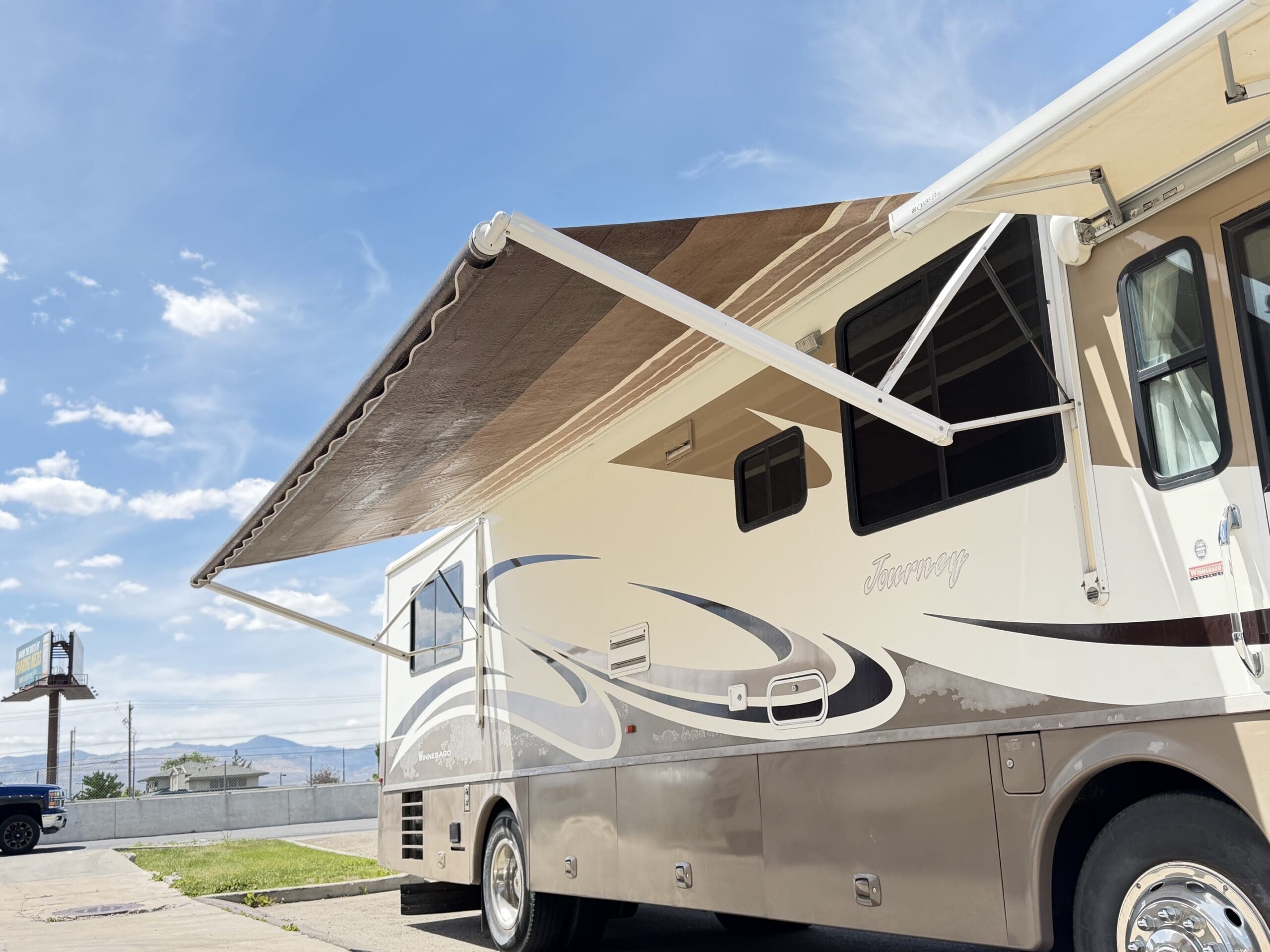 2006 Winnebago Journey 36G pusher with 2 Slides - Image 13
