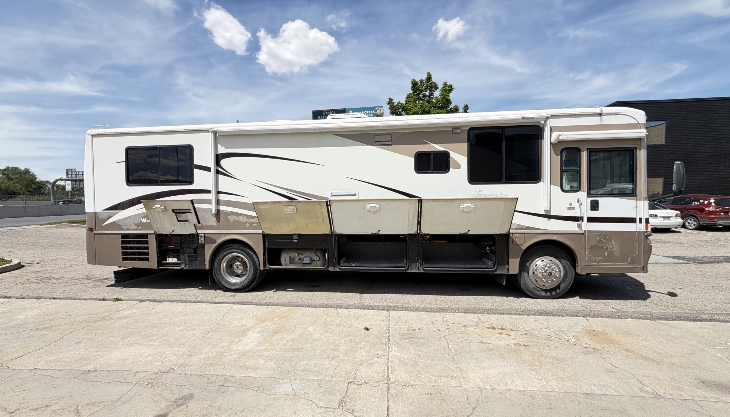 2006 Winnebago Journey 36G pusher with 2 Slides - Image 16