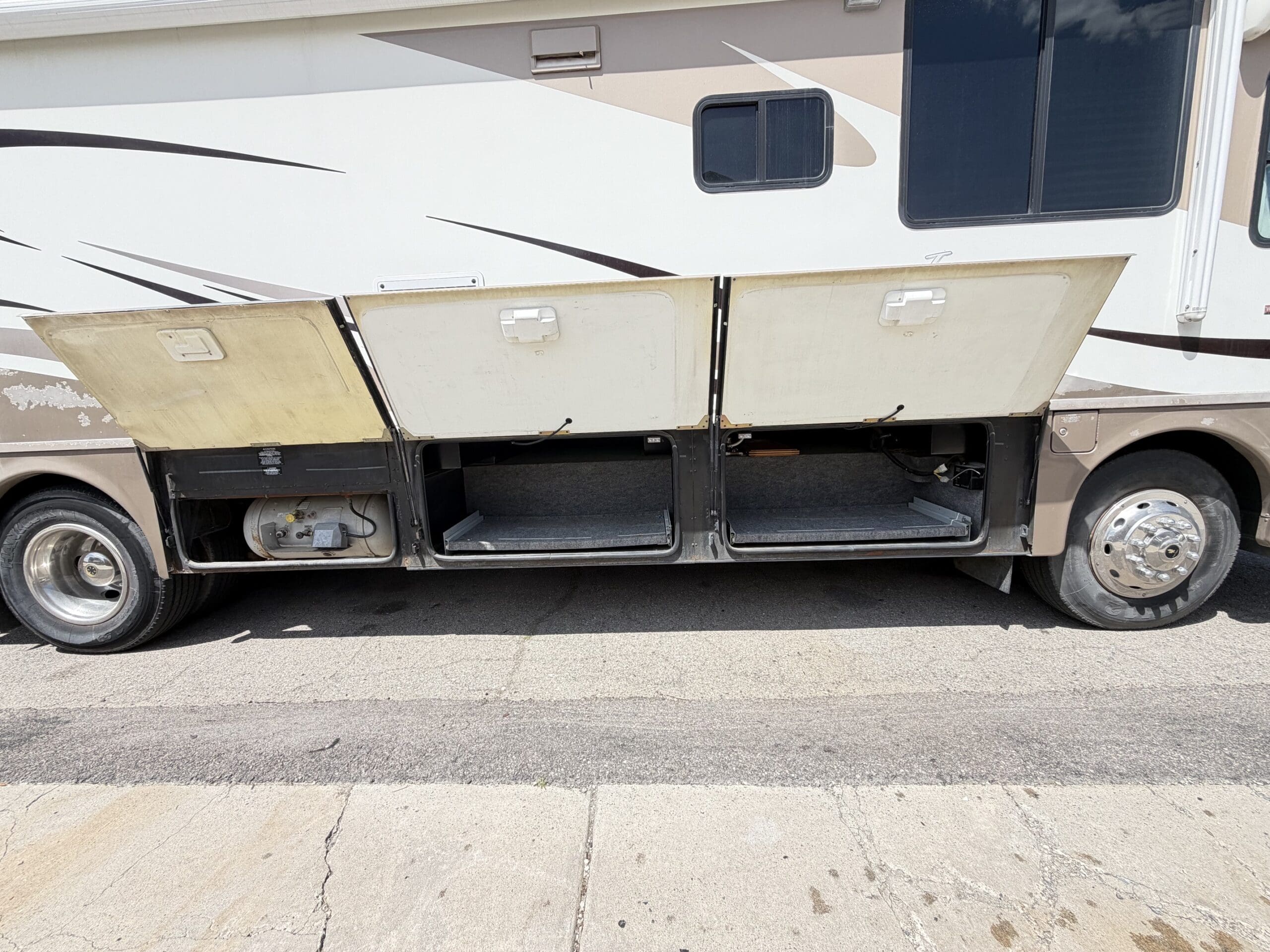 2006 Winnebago Journey 36G pusher with 2 Slides - Image 17