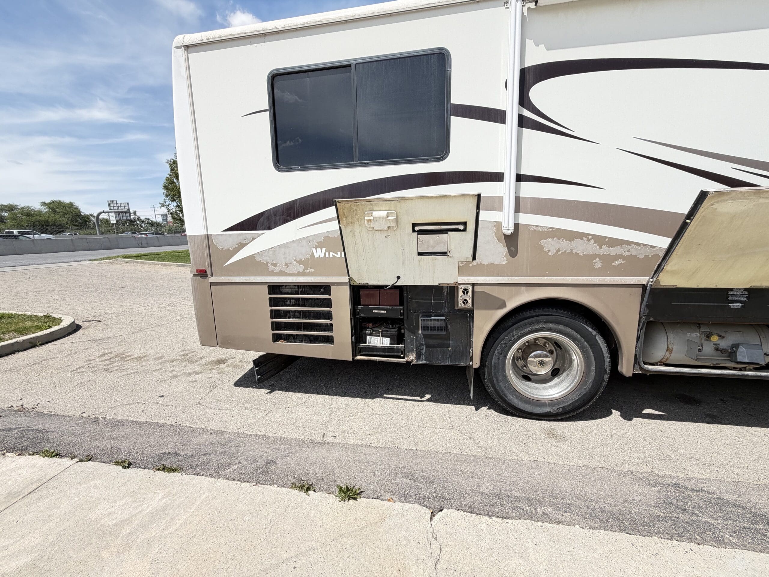2006 Winnebago Journey 36G pusher with 2 Slides - Image 18