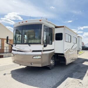 2006 Winnebago Journey 36G pusher with 2 Slides