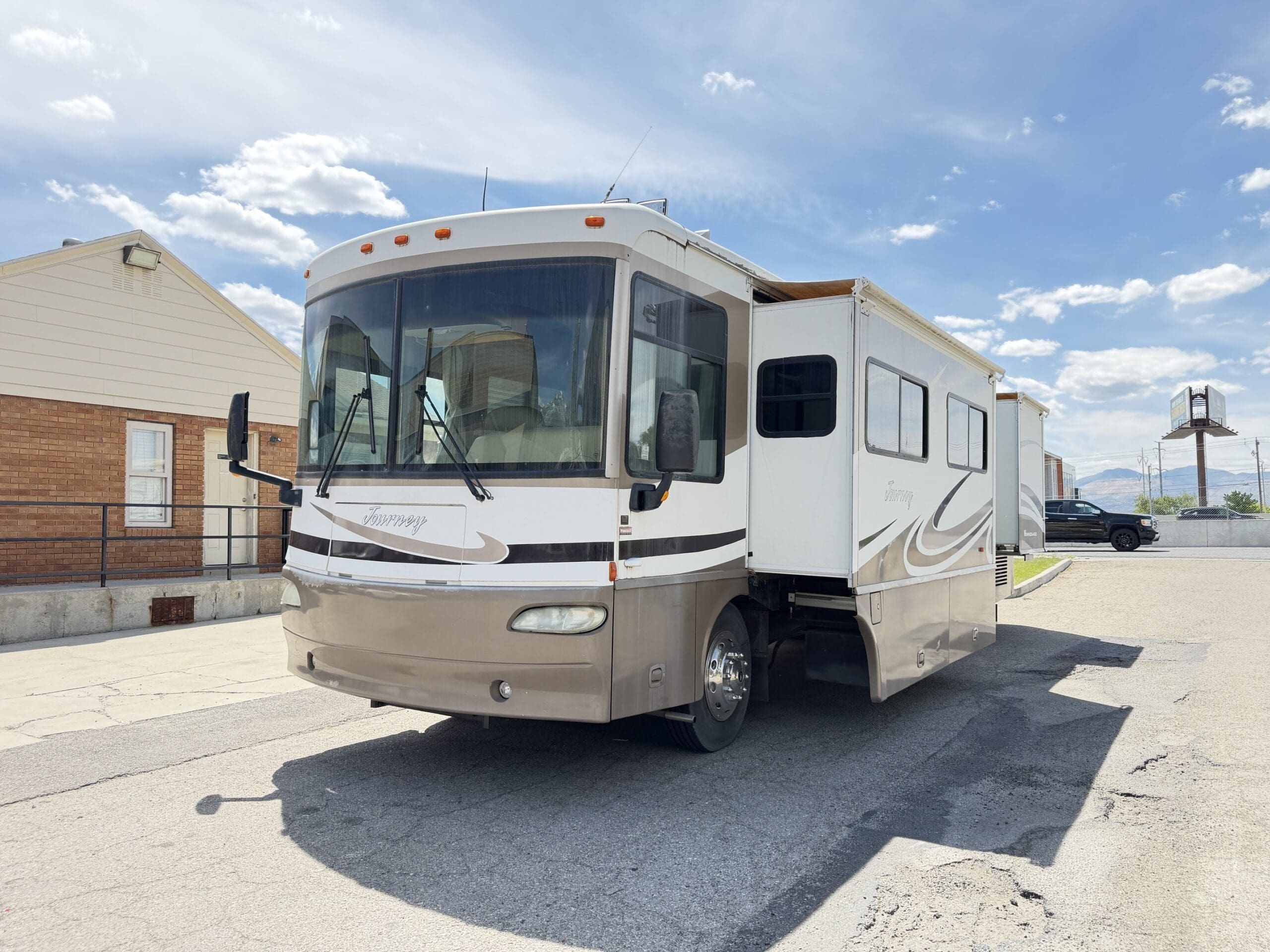 2006 Winnebago Journey 36G pusher with 2 Slides