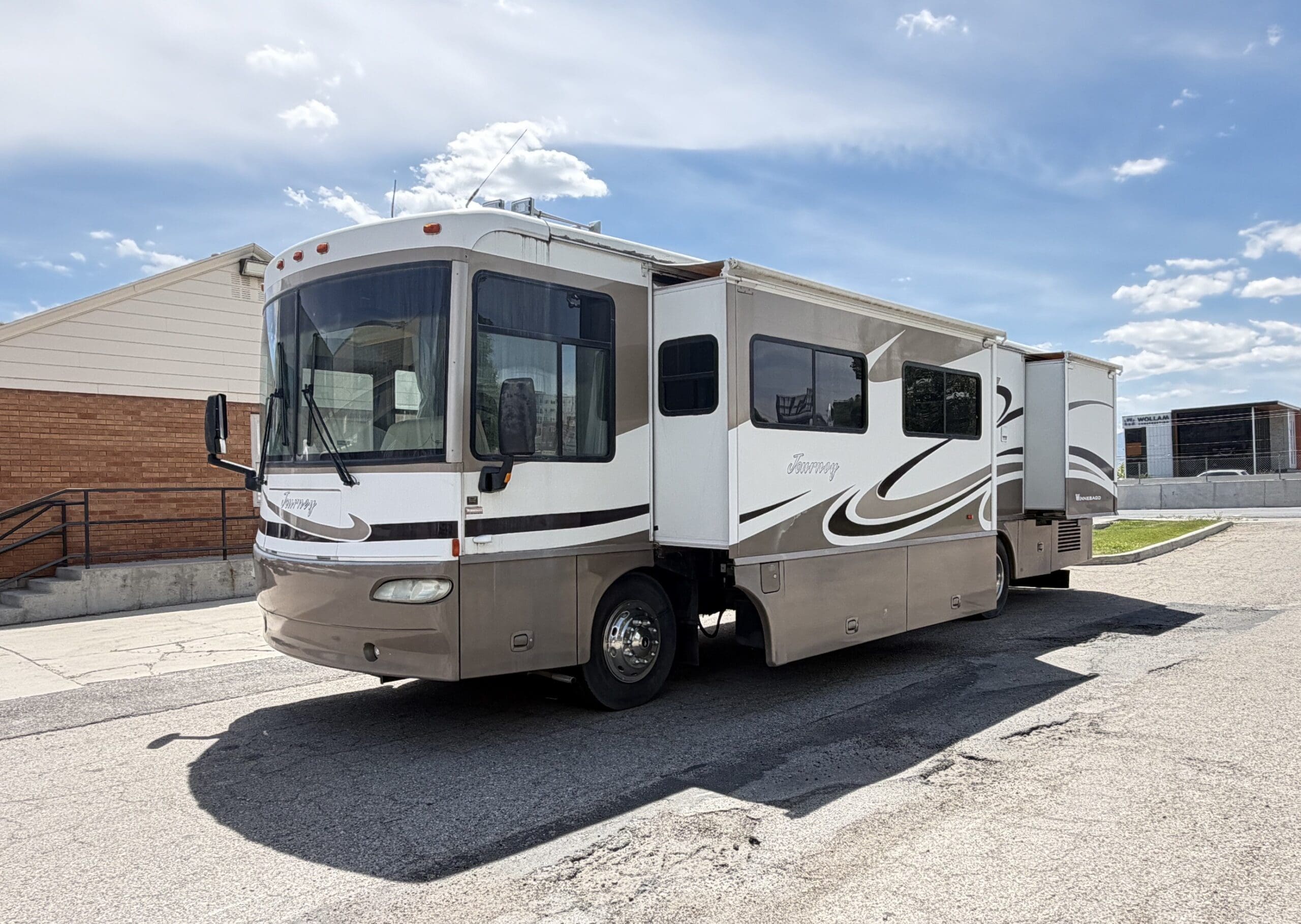 2006 Winnebago Journey 36G pusher with 2 Slides - Image 3