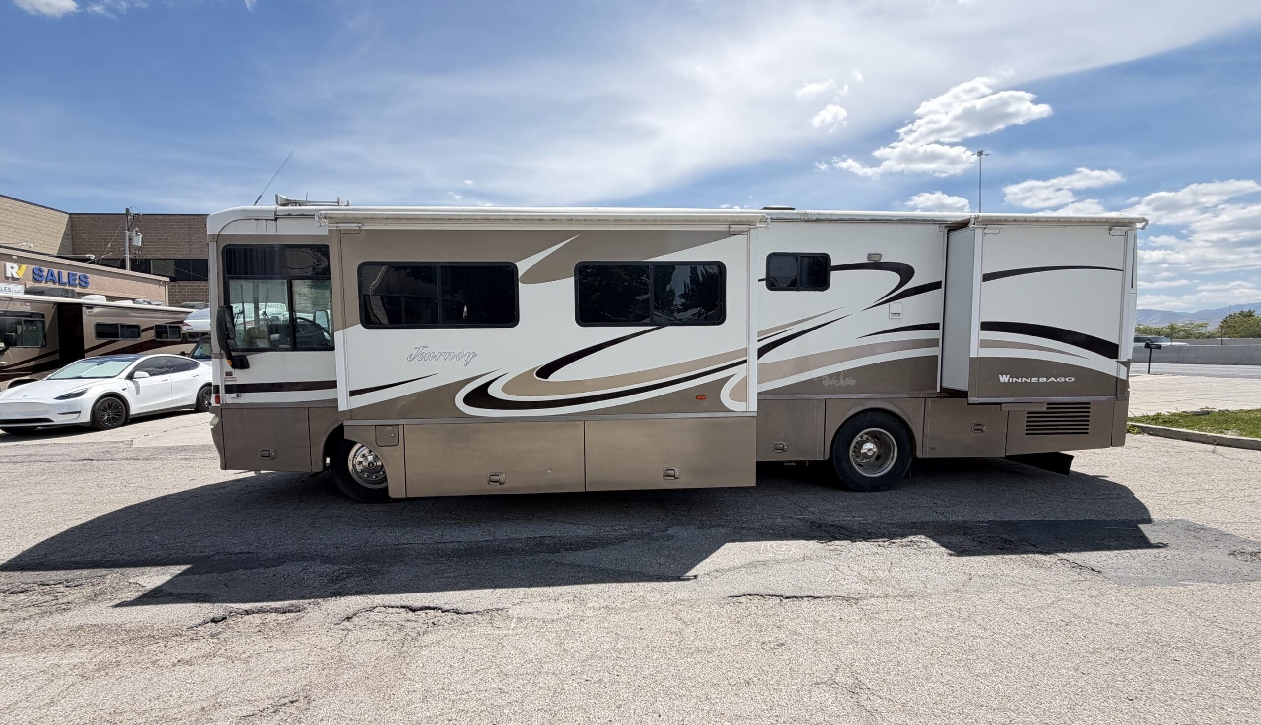 2006 Winnebago Journey 36G pusher with 2 Slides - Image 4