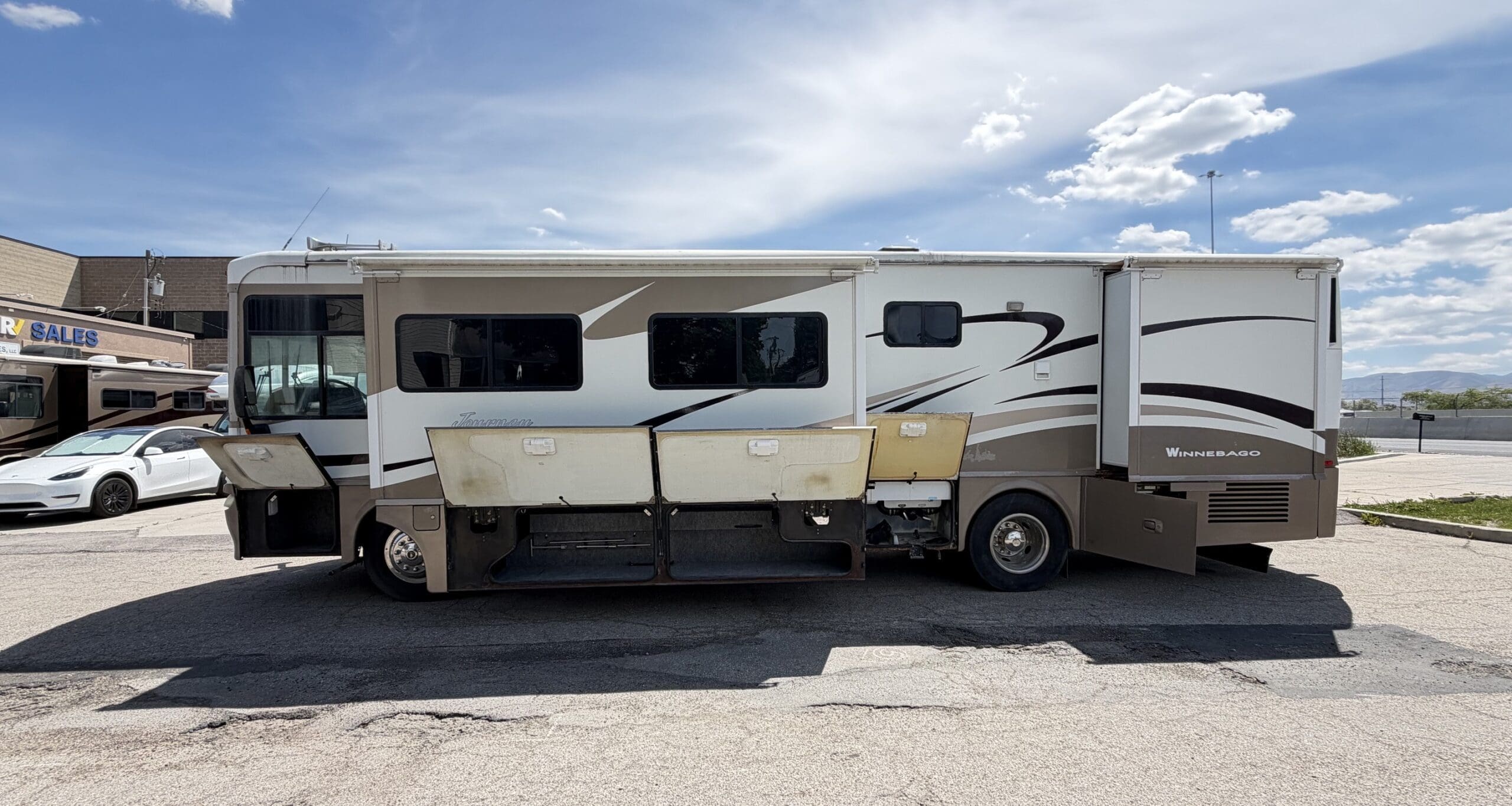 2006 Winnebago Journey 36G pusher with 2 Slides - Image 5