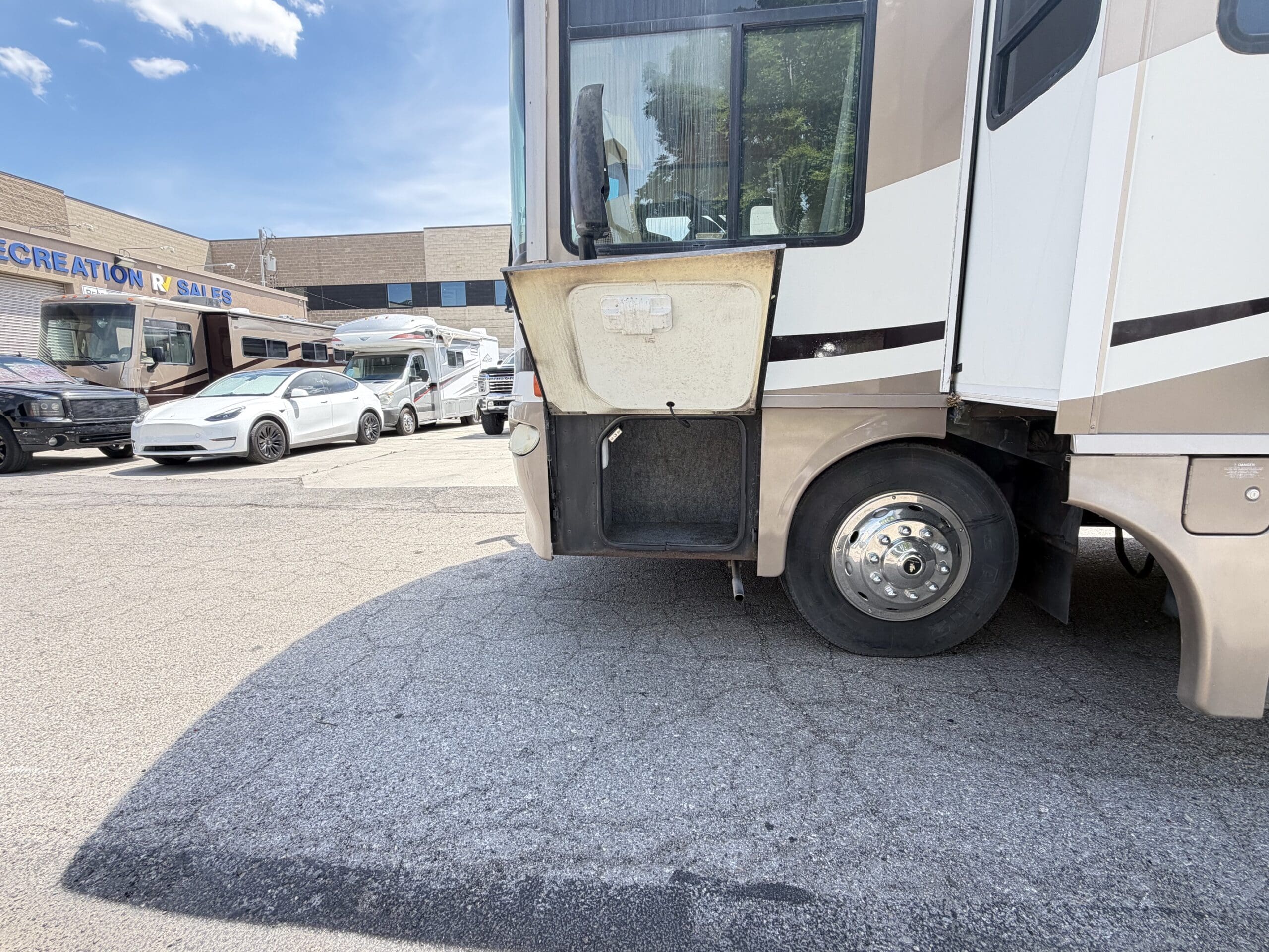 2006 Winnebago Journey 36G pusher with 2 Slides - Image 6