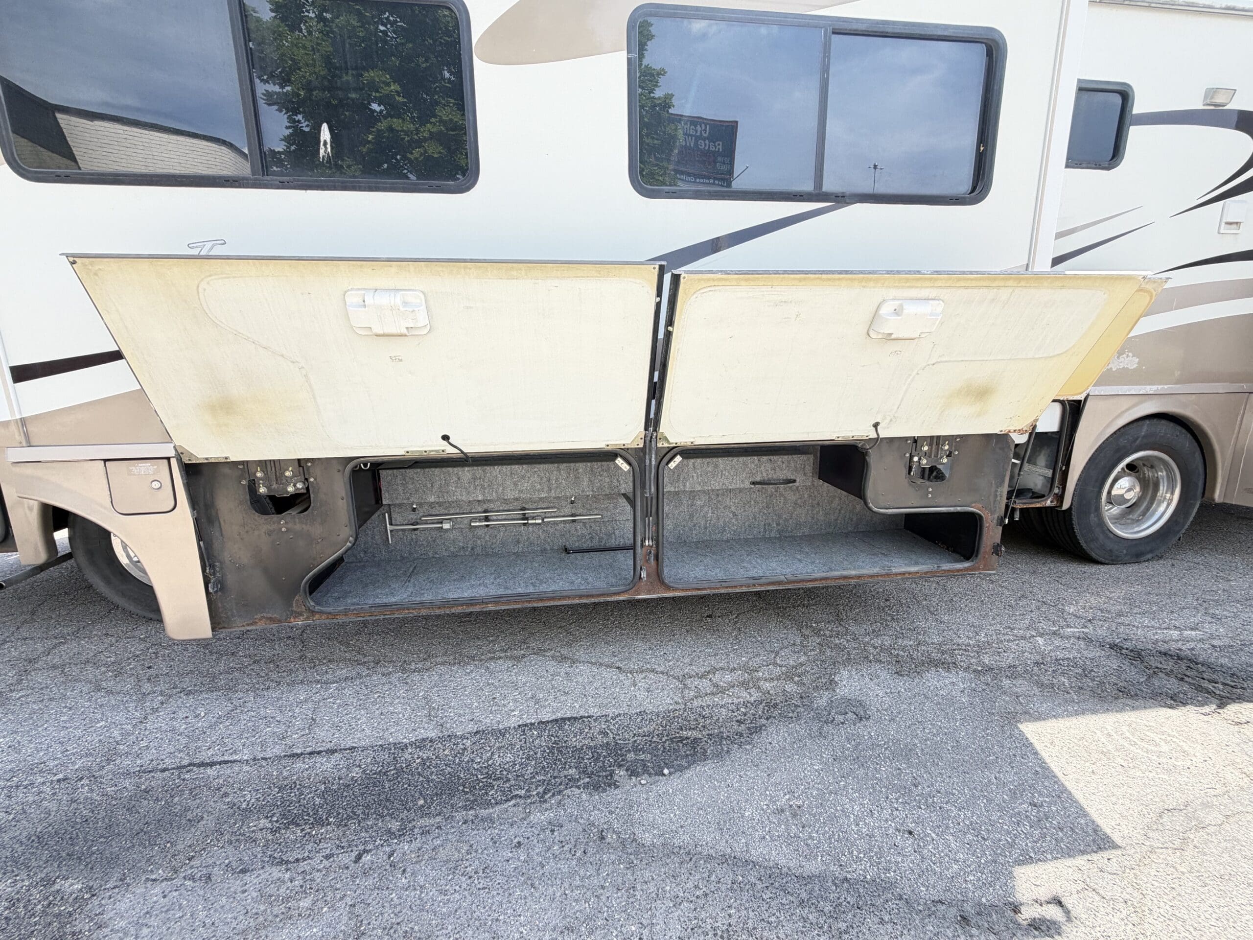 2006 Winnebago Journey 36G pusher with 2 Slides - Image 7