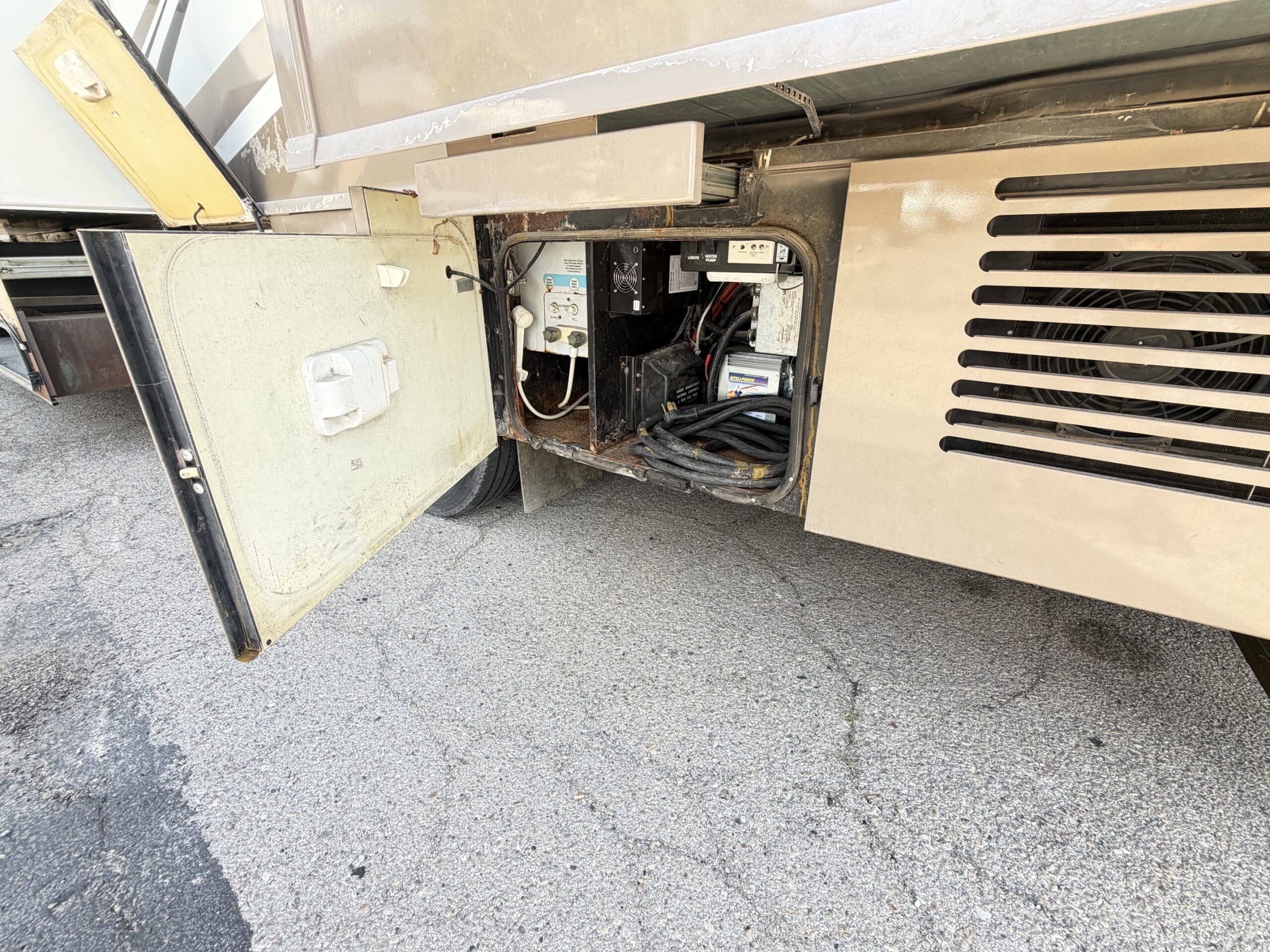 2006 Winnebago Journey 36G pusher with 2 Slides - Image 8