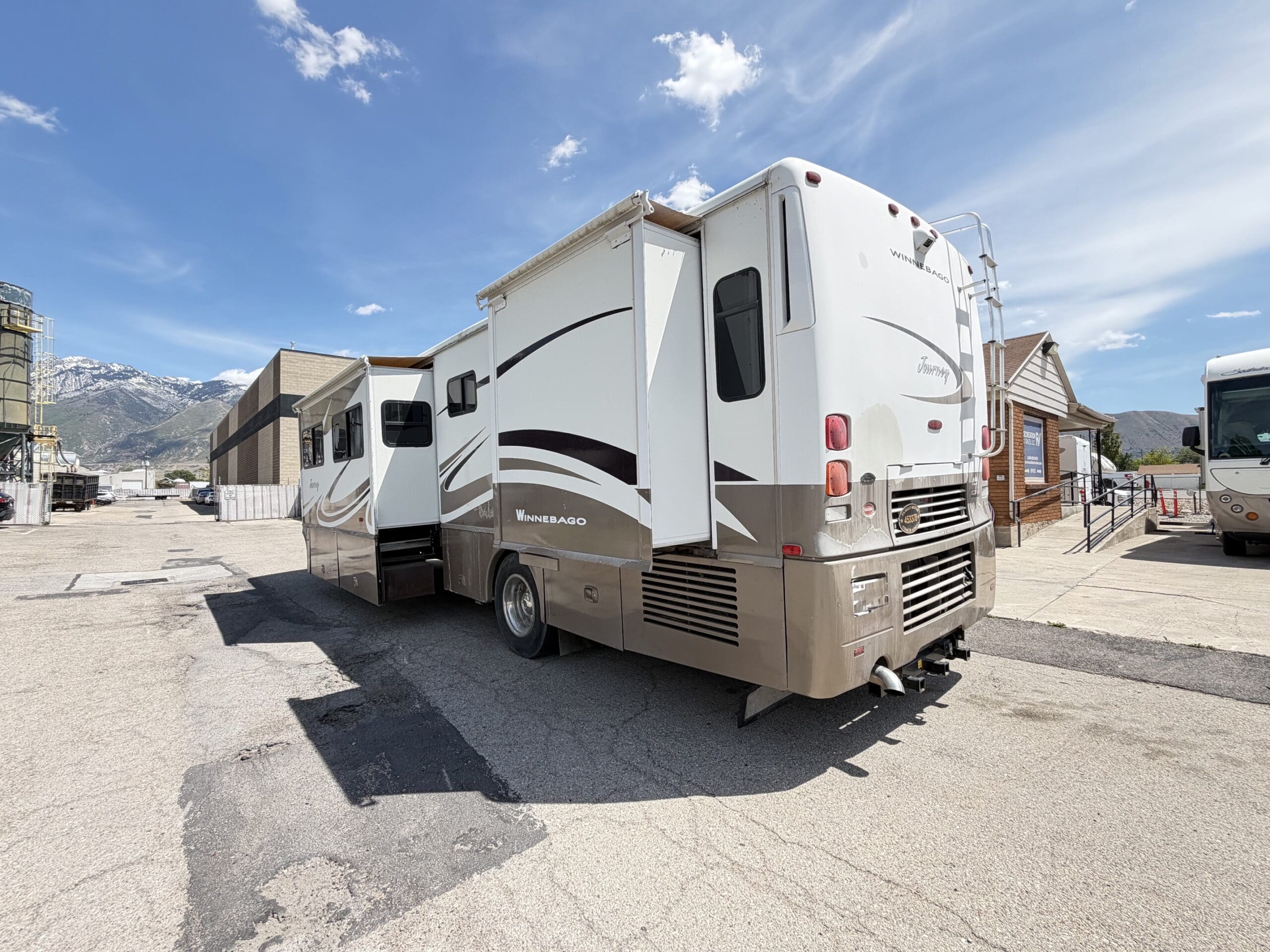 2006 Winnebago Journey 36G pusher with 2 Slides - Image 9