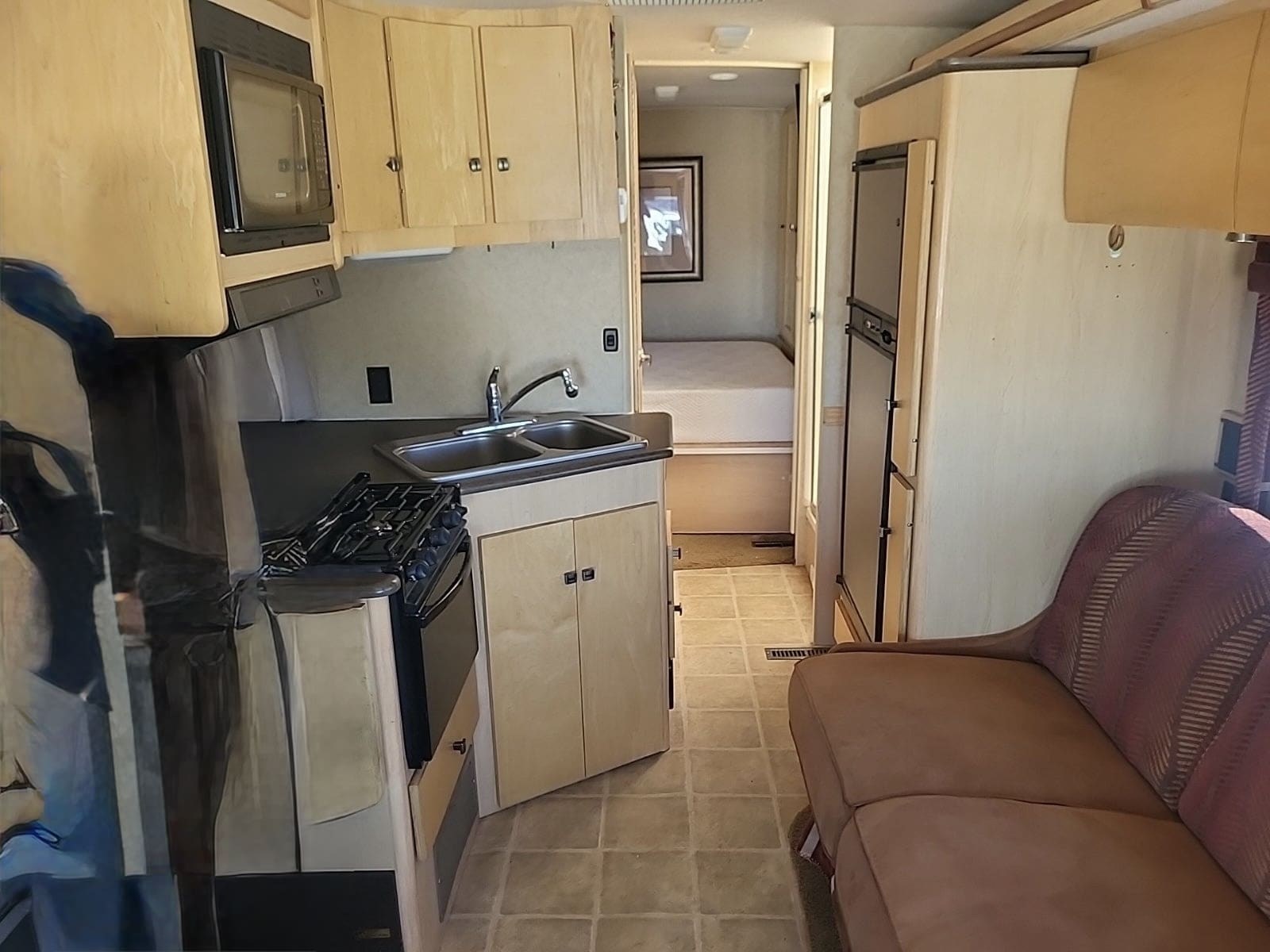 2008 Winnebago Sightseer 26P With 2 Slides - Image 9