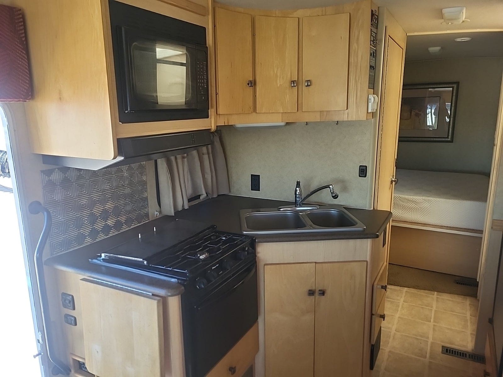 2008 Winnebago Sightseer 26P With 2 Slides - Image 10