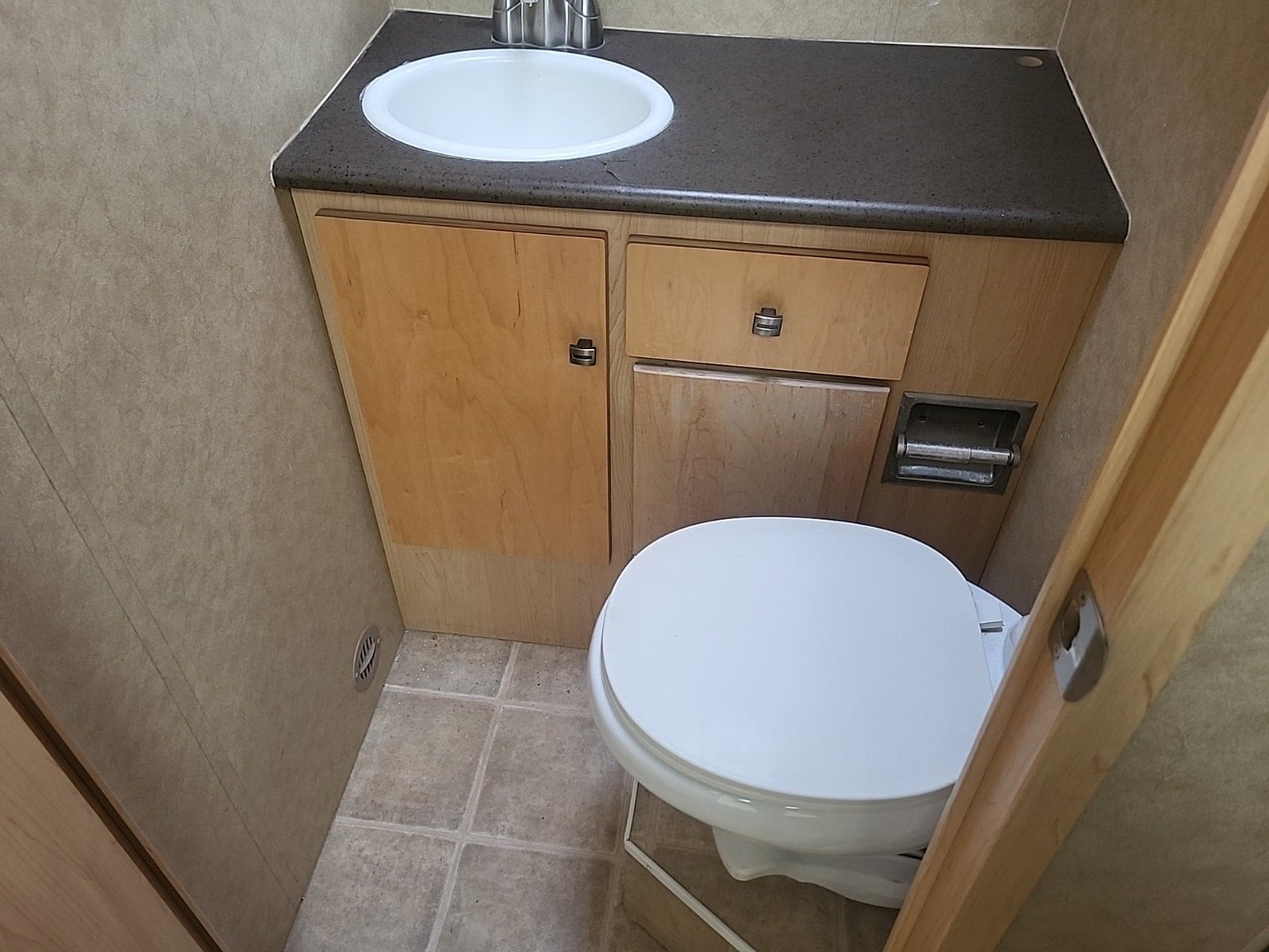 2008 Winnebago Sightseer 26P With 2 Slides - Image 11