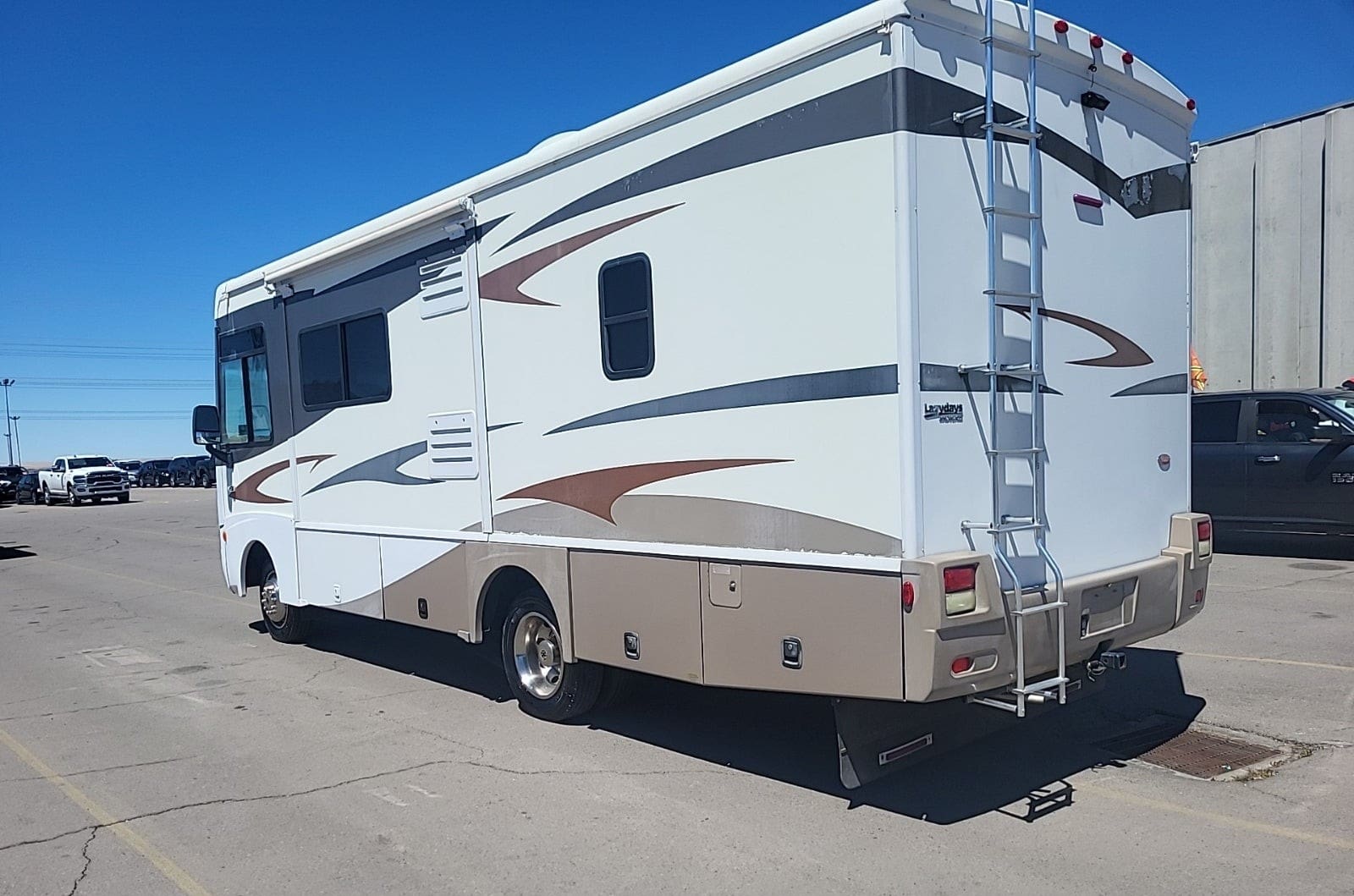 2008 Winnebago Sightseer 26P With 2 Slides - Image 3