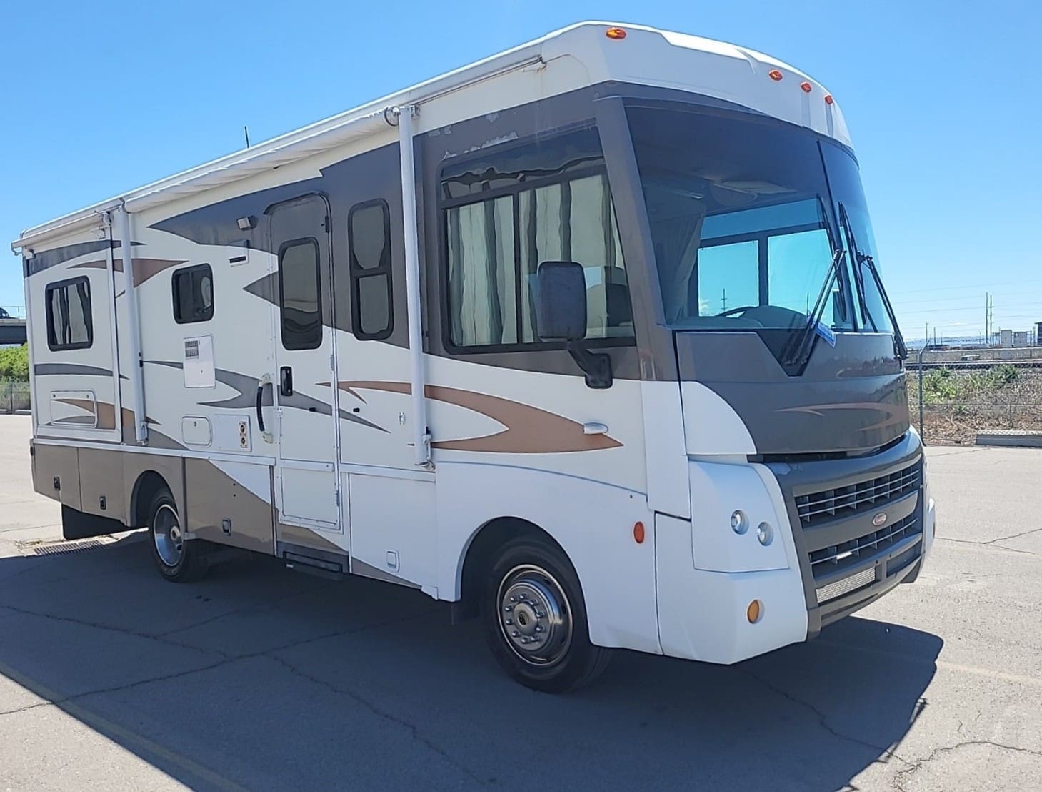 2008 Winnebago Sightseer 26P With 2 Slides - Image 5