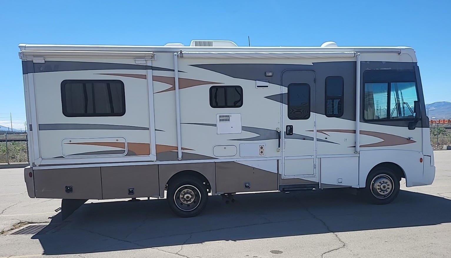 2008 Winnebago Sightseer 26P With 2 Slides - Image 6