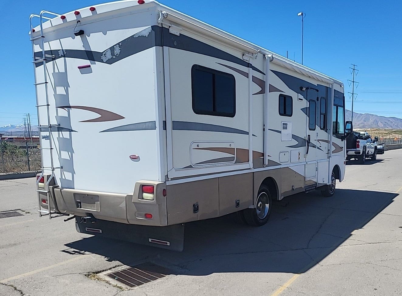 2008 Winnebago Sightseer 26P With 2 Slides - Image 7