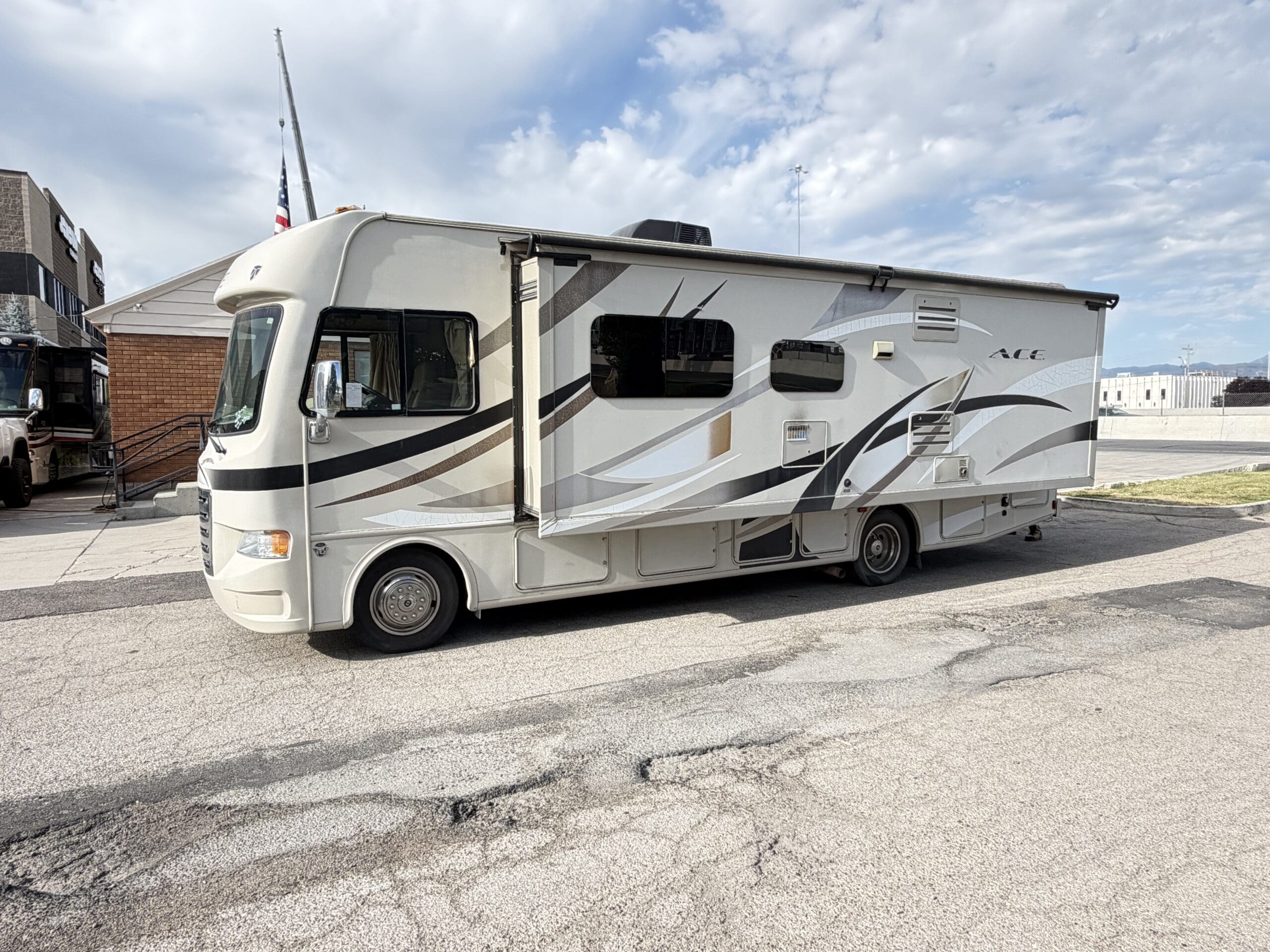 2015 Thor A.C.E 29.3 Slide & Low Miles - Image 2