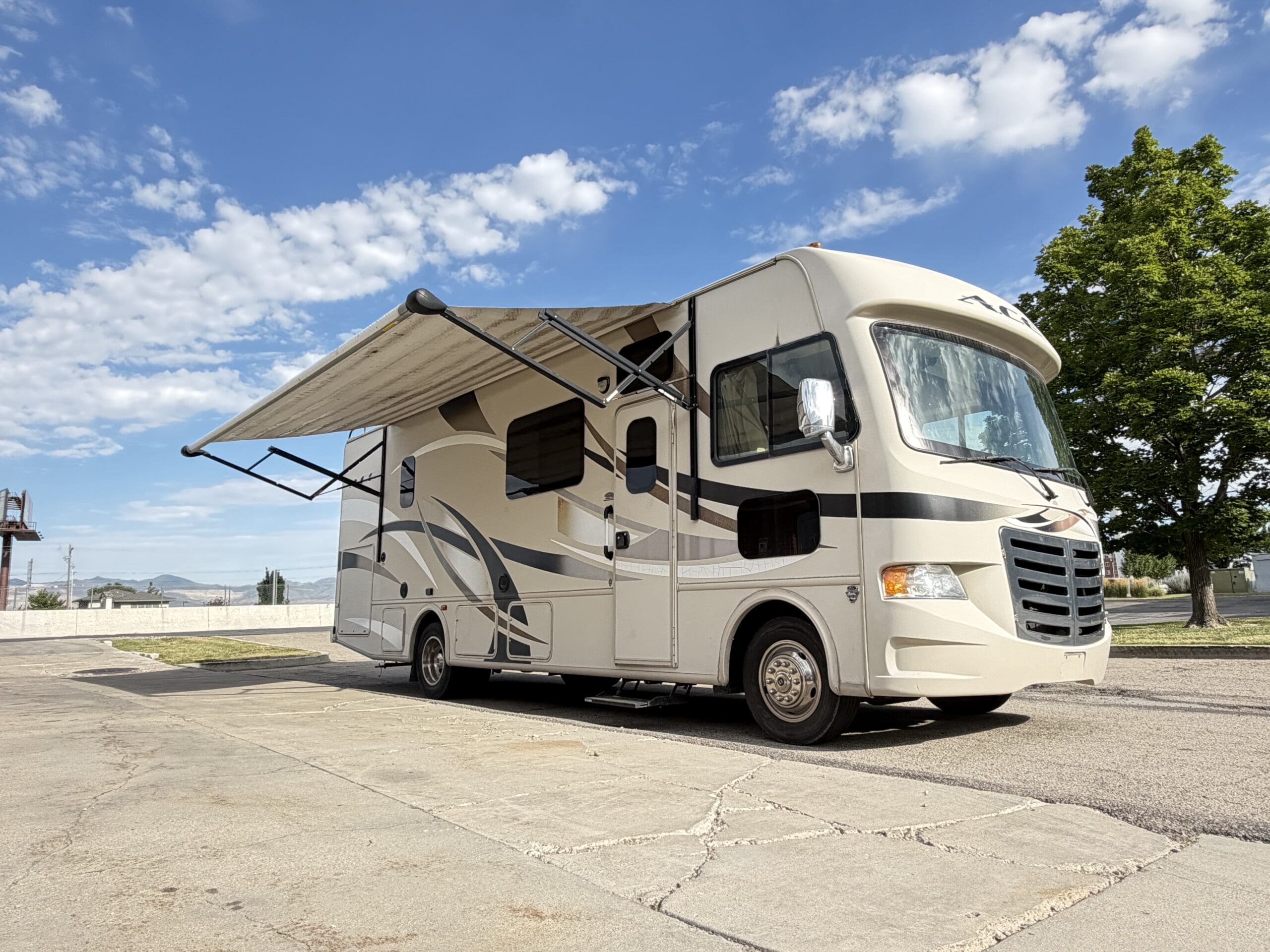 2015 Thor A.C.E 29.3 Slide & Low Miles - Image 10