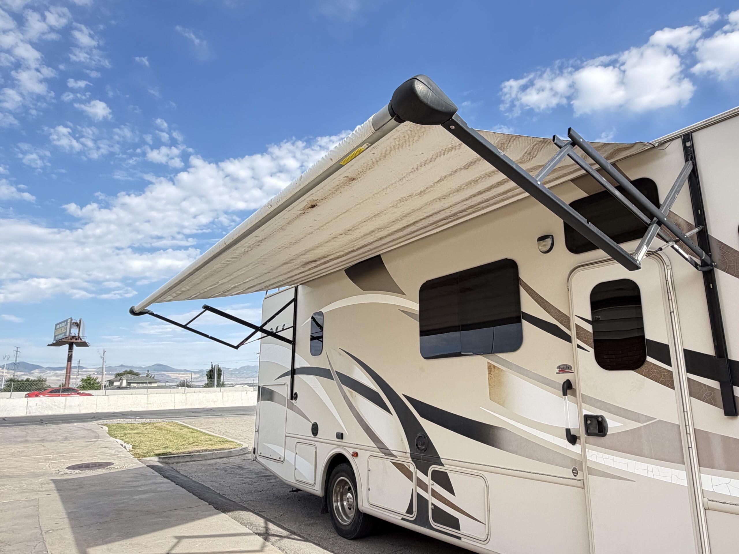 2015 Thor A.C.E 29.3 Slide & Low Miles - Image 11