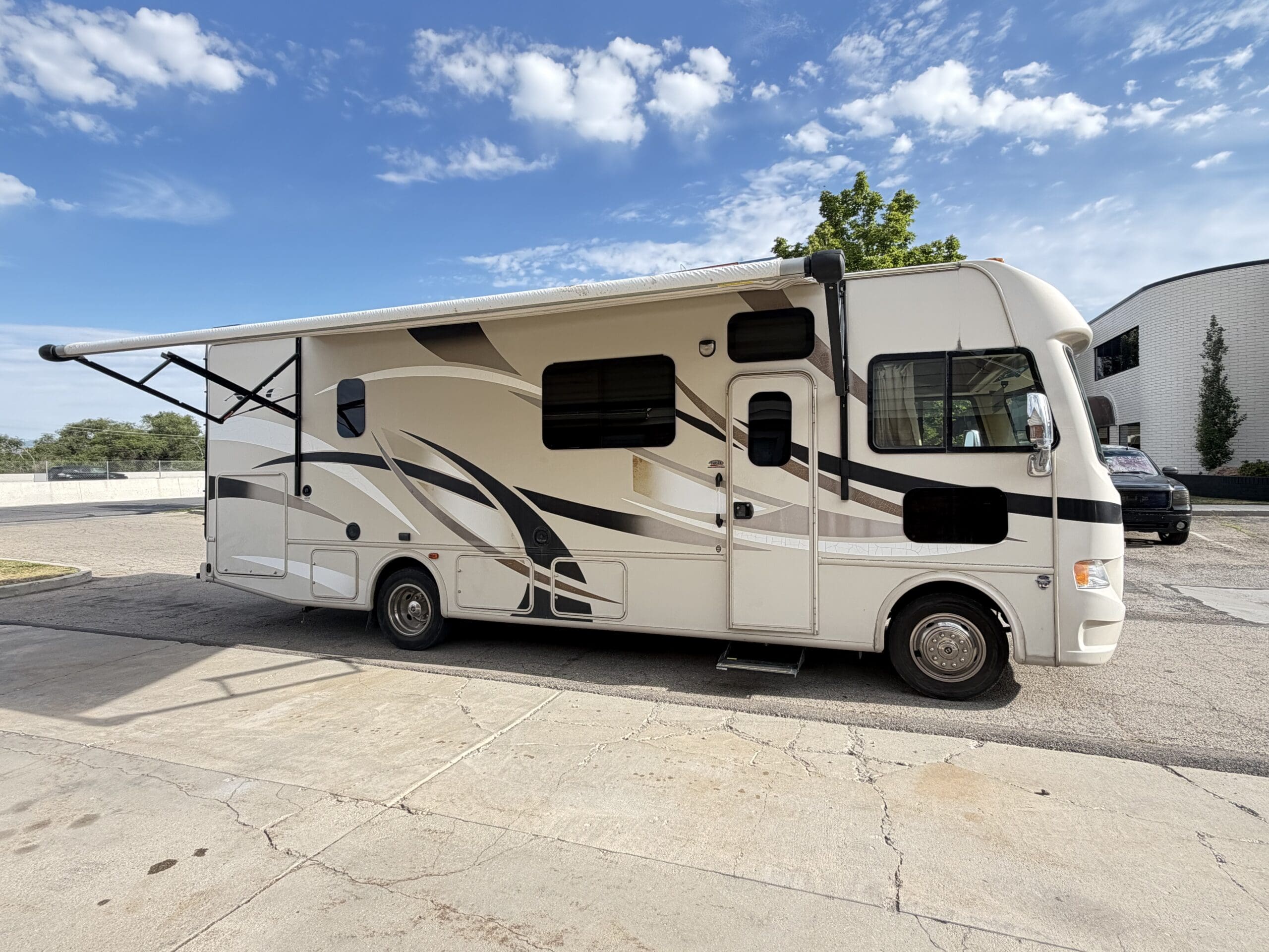 2015 Thor A.C.E 29.3 Slide & Low Miles - Image 12