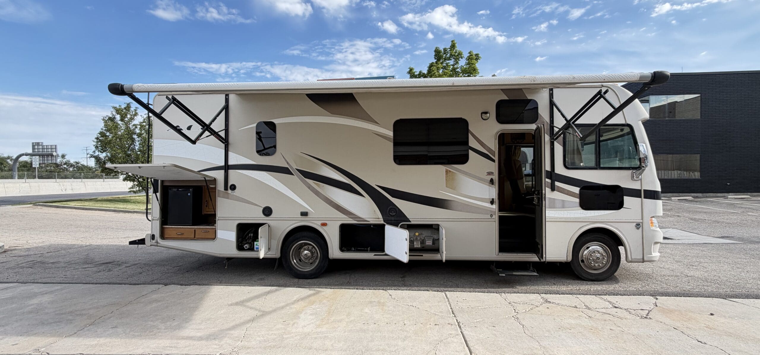 2015 Thor A.C.E 29.3 Slide & Low Miles - Image 13