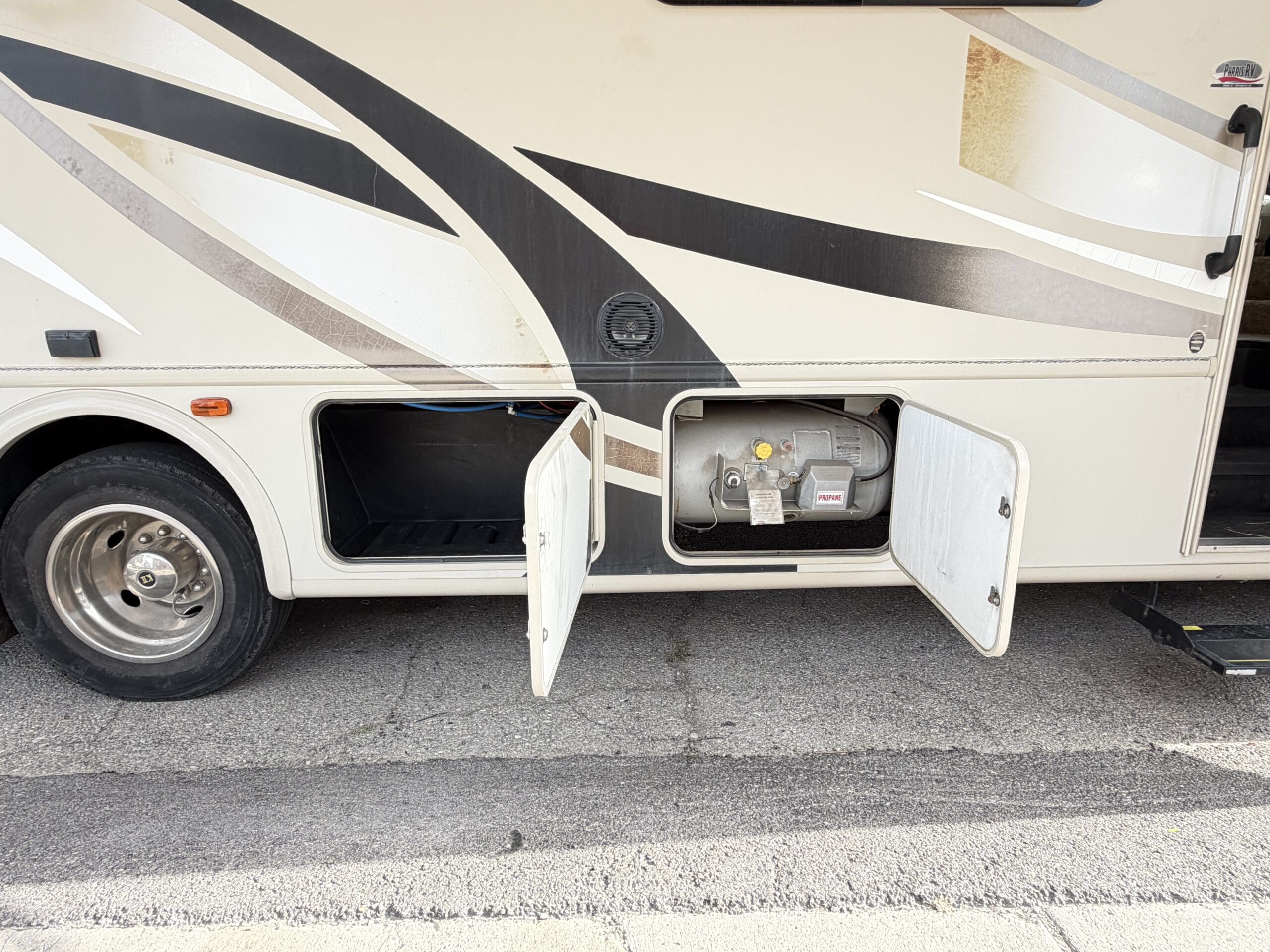 2015 Thor A.C.E 29.3 Slide & Low Miles - Image 17