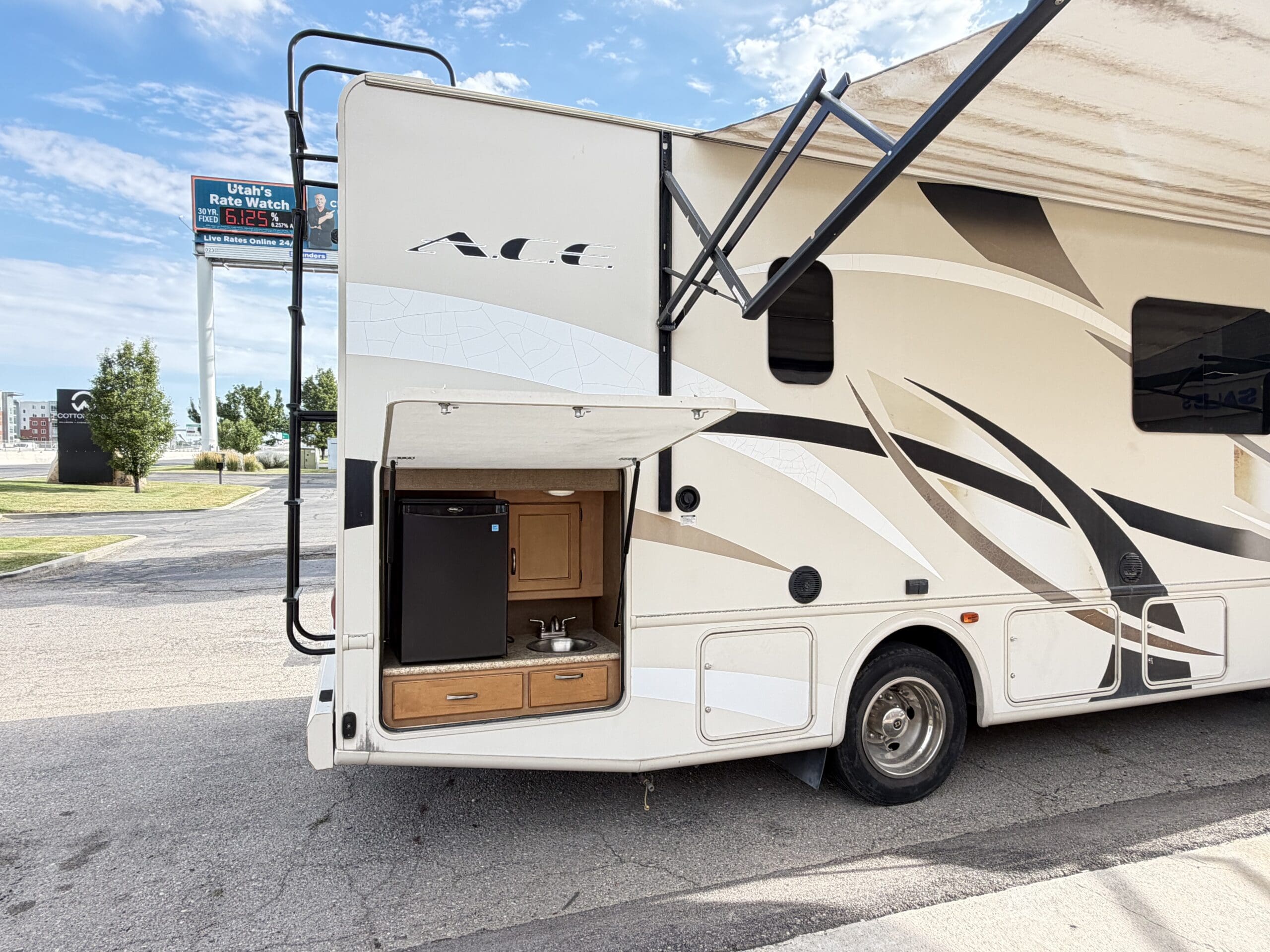 2015 Thor A.C.E 29.3 Slide & Low Miles - Image 14