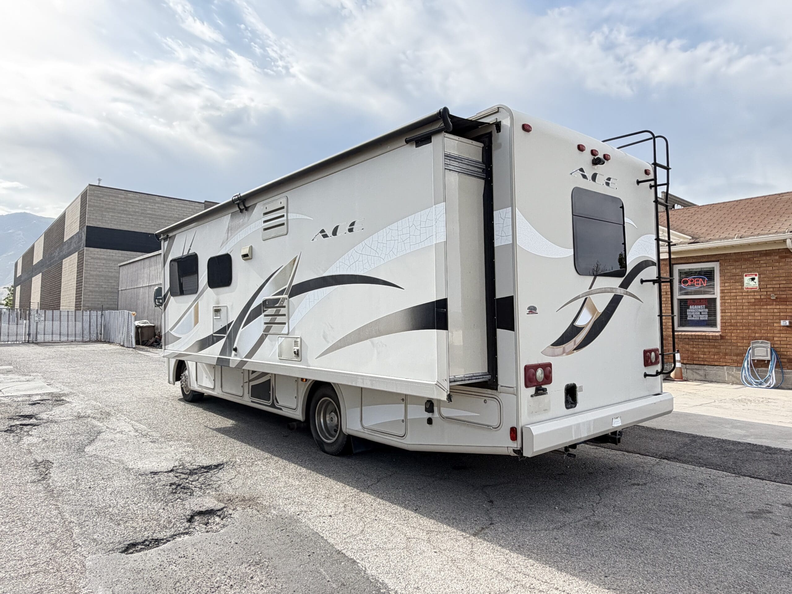 2015 Thor A.C.E 29.3 Slide & Low Miles - Image 7