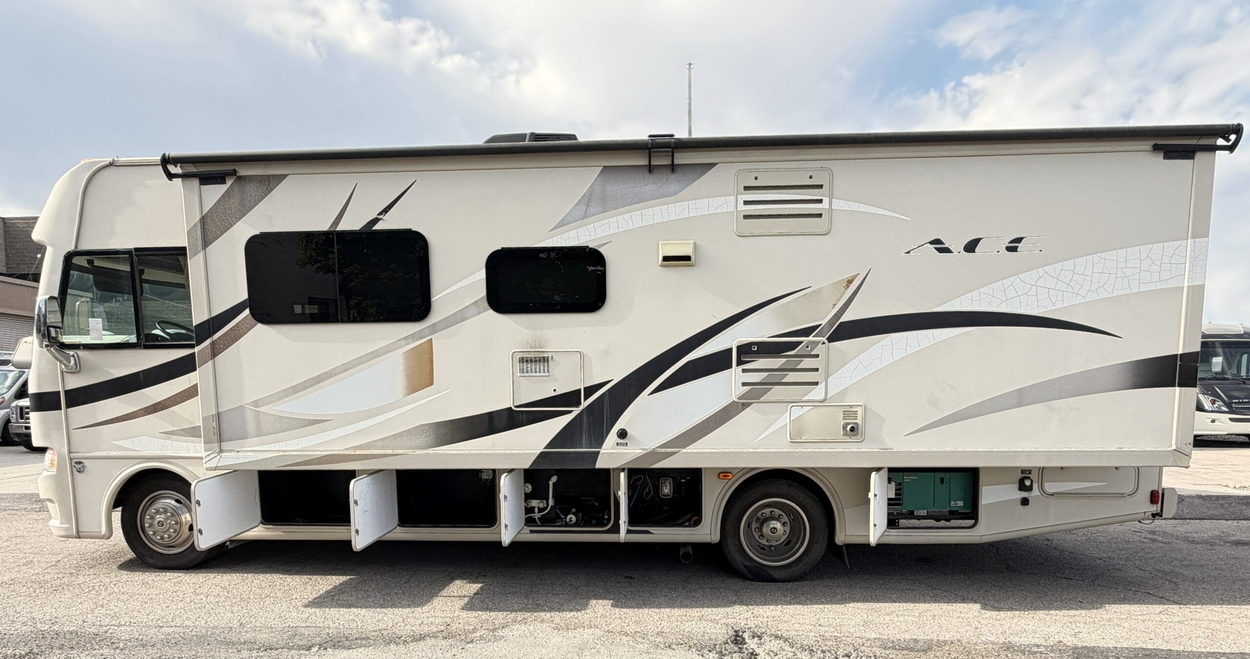 2015 Thor A.C.E 29.3 Slide & Low Miles - Image 3