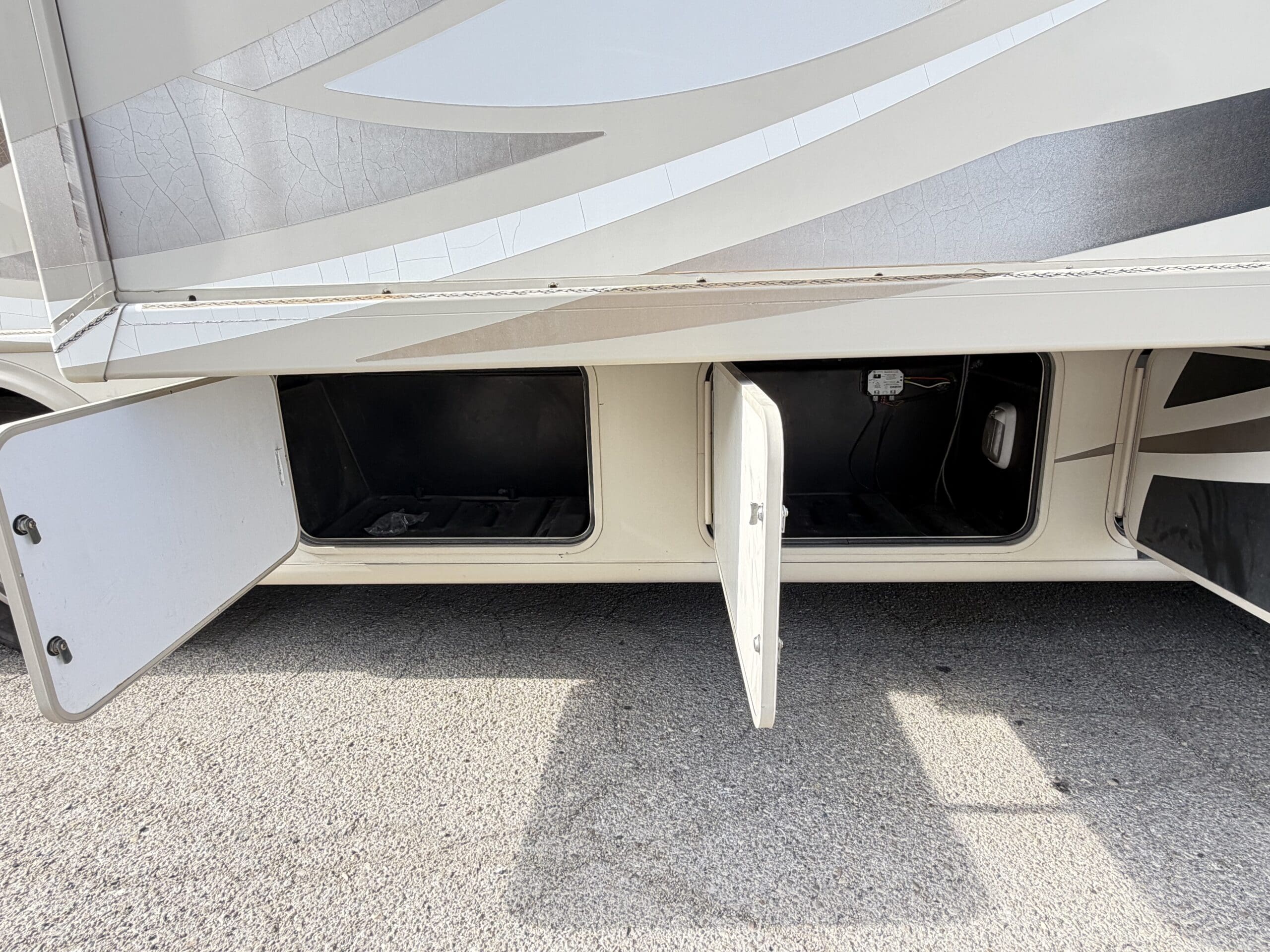 2015 Thor A.C.E 29.3 Slide & Low Miles - Image 4