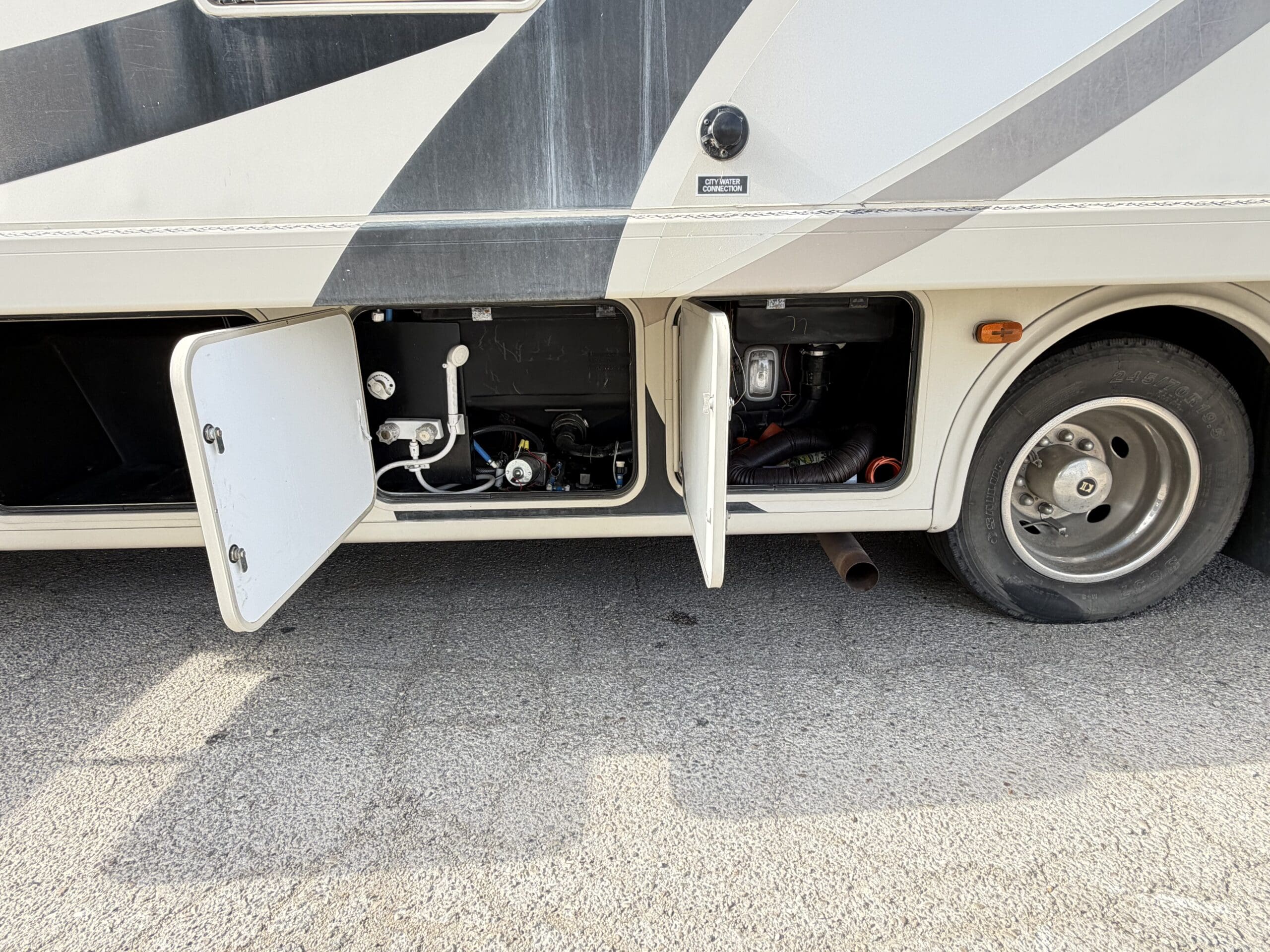 2015 Thor A.C.E 29.3 Slide & Low Miles - Image 5
