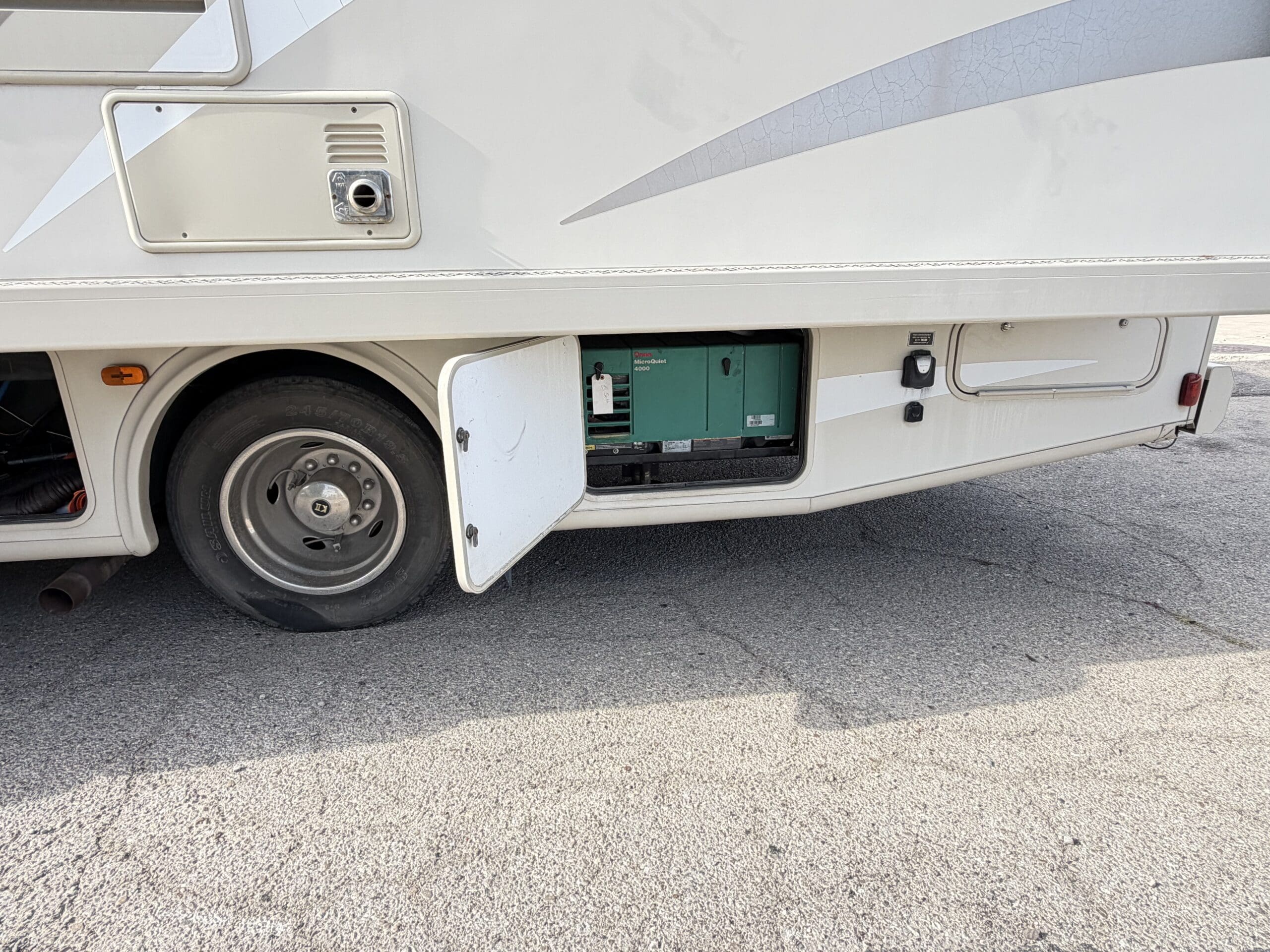 2015 Thor A.C.E 29.3 Slide & Low Miles - Image 6