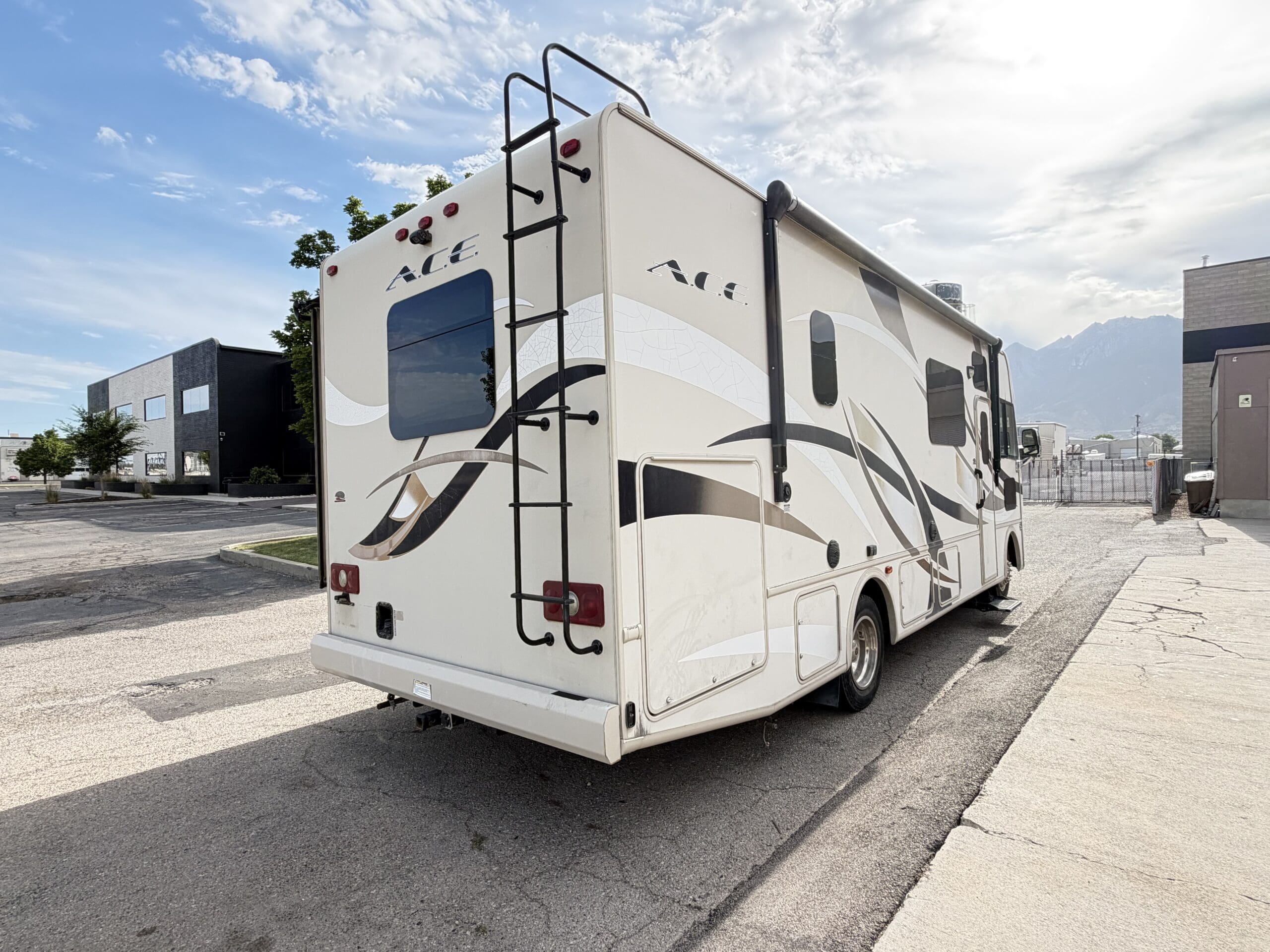 2015 Thor A.C.E 29.3 Slide & Low Miles - Image 18