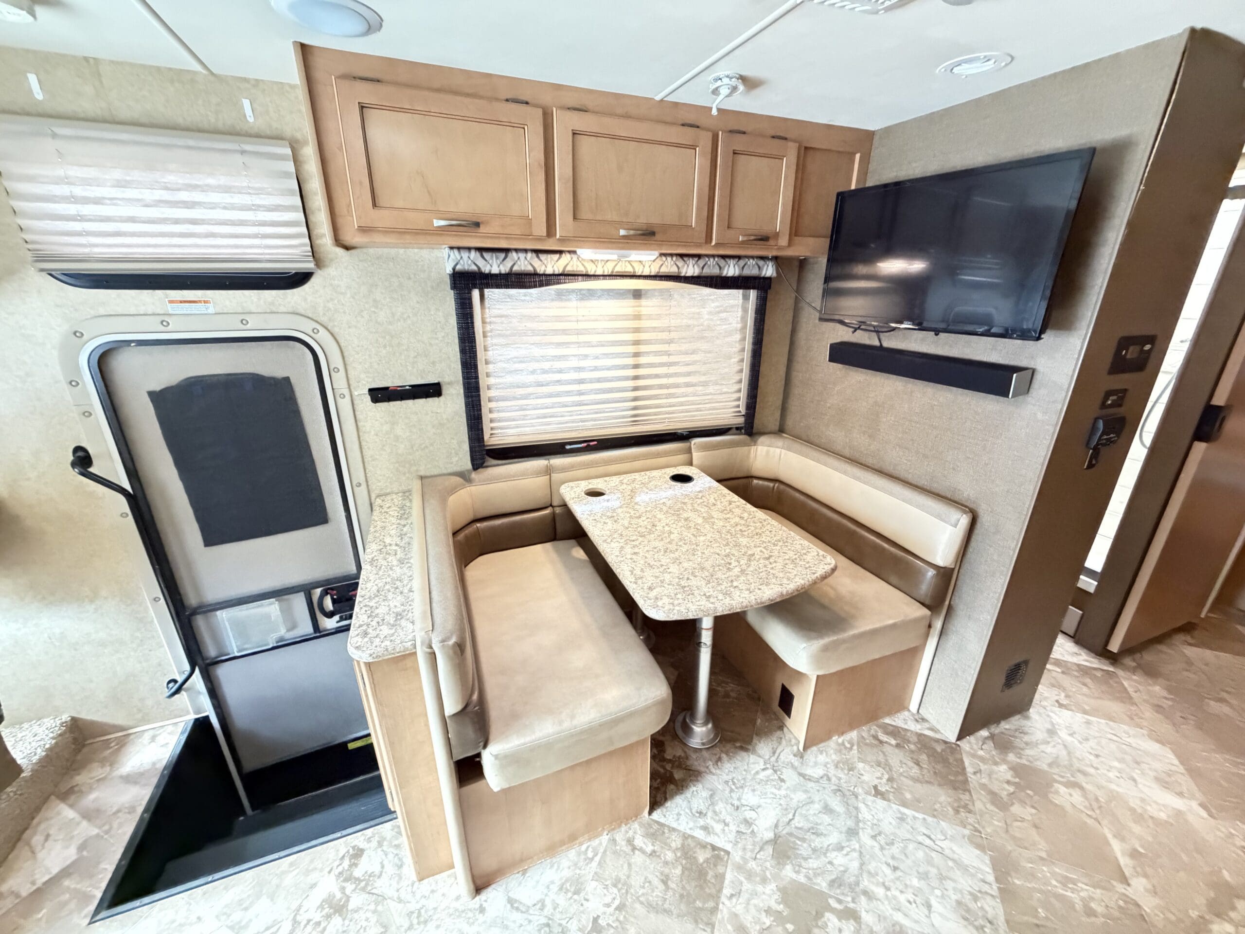 2015 Thor A.C.E 29.3 Slide & Low Miles - Image 32