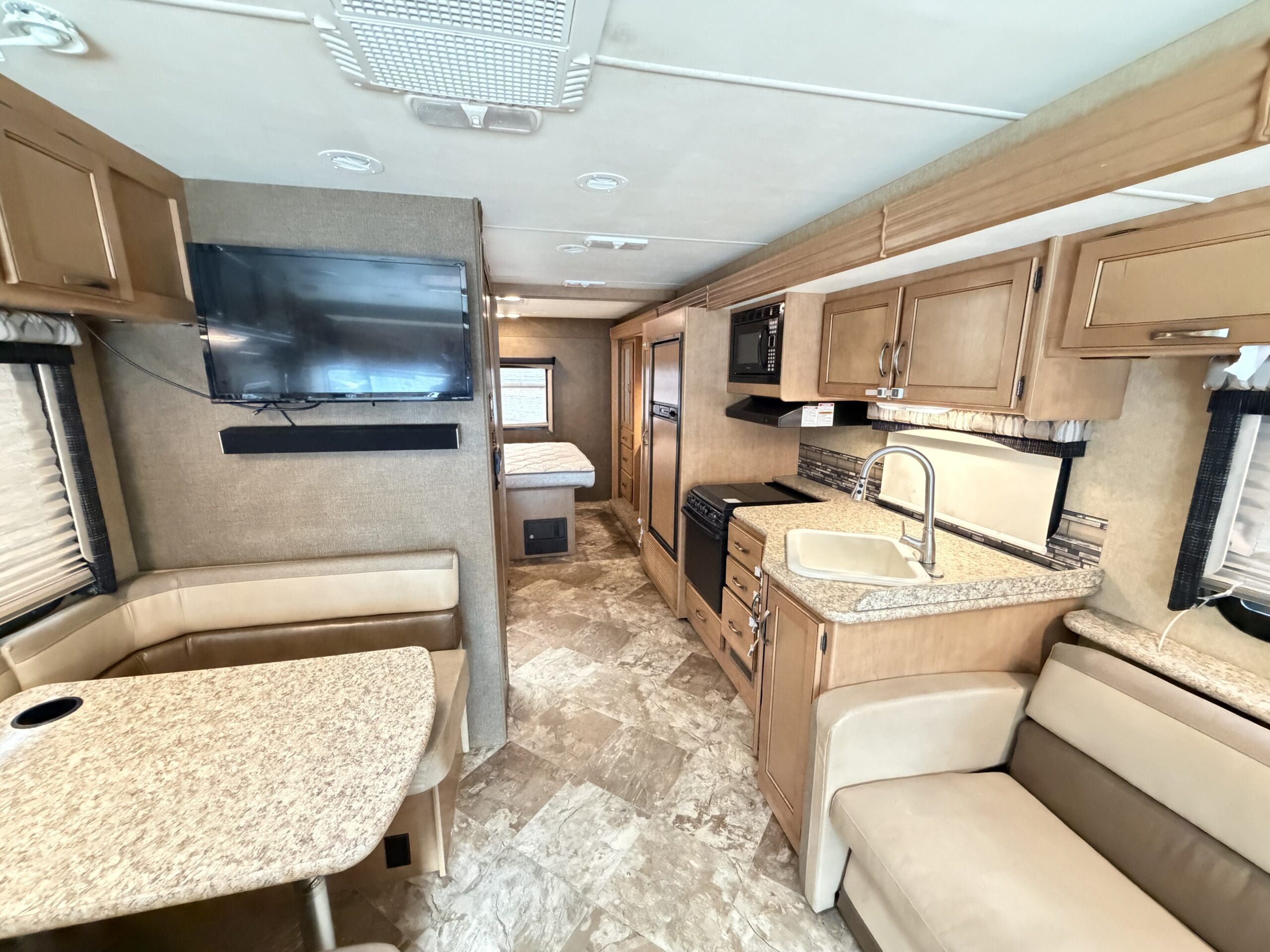 2015 Thor A.C.E 29.3 Slide & Low Miles - Image 33