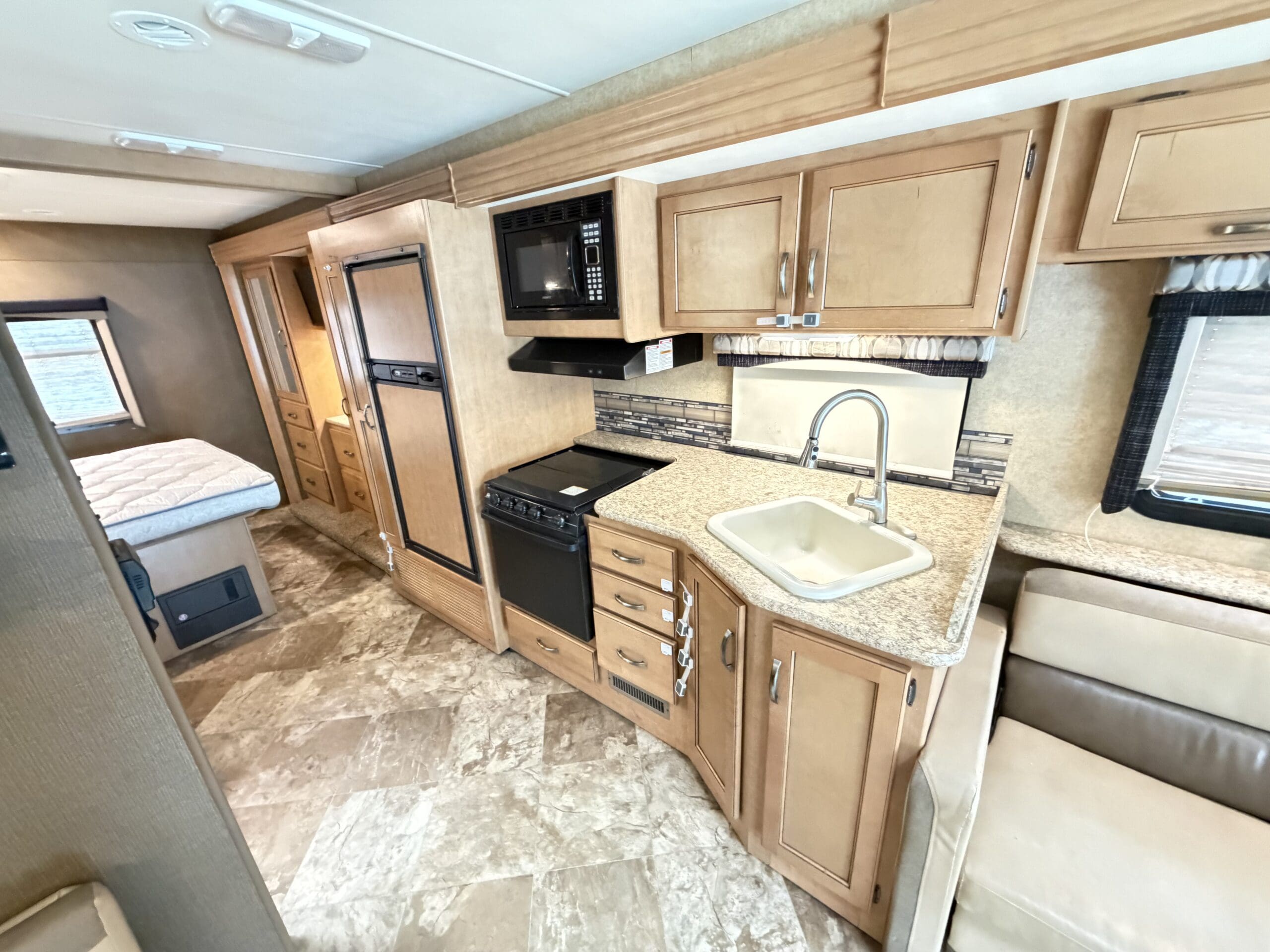 2015 Thor A.C.E 29.3 Slide & Low Miles - Image 34