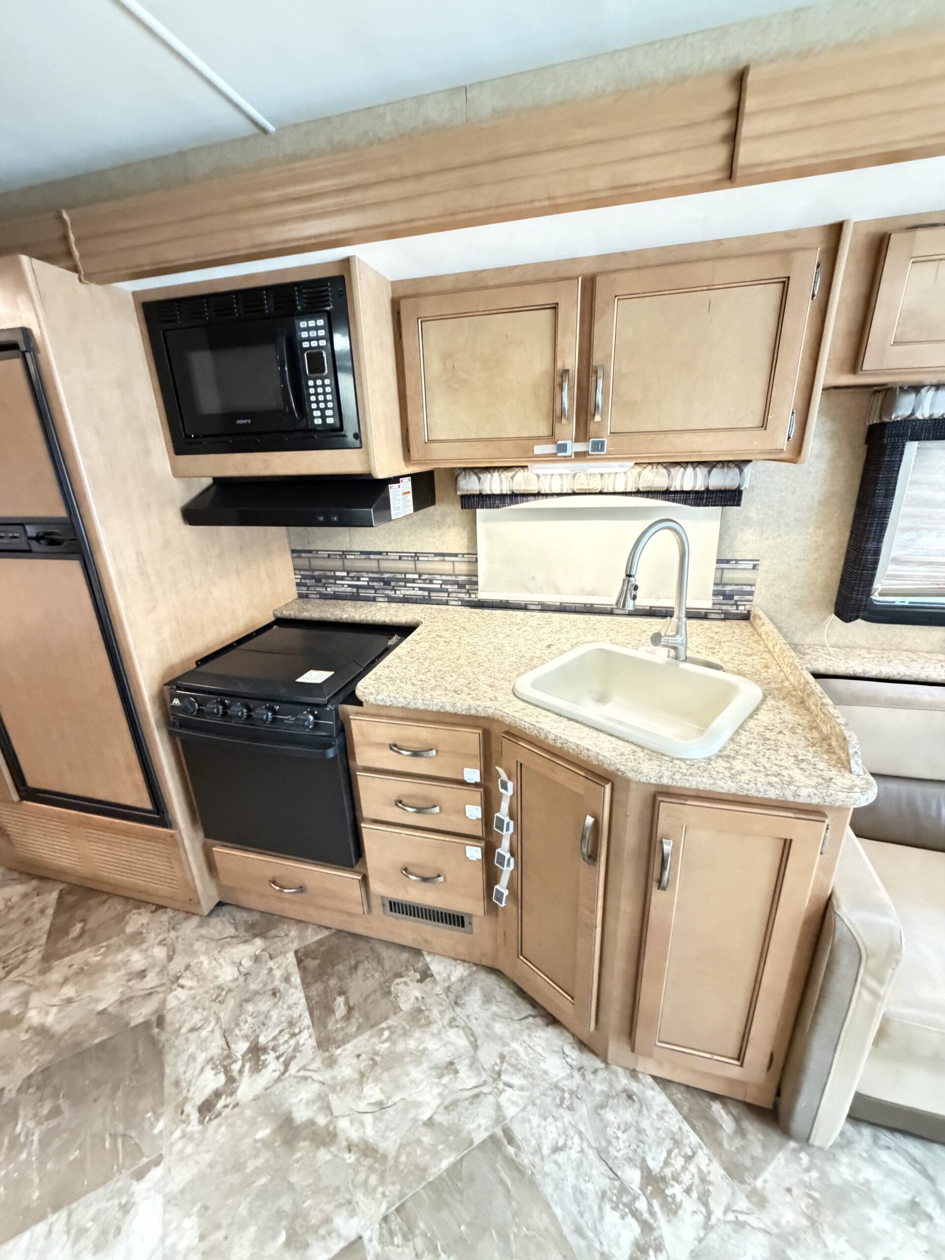 2015 Thor A.C.E 29.3 Slide & Low Miles - Image 35