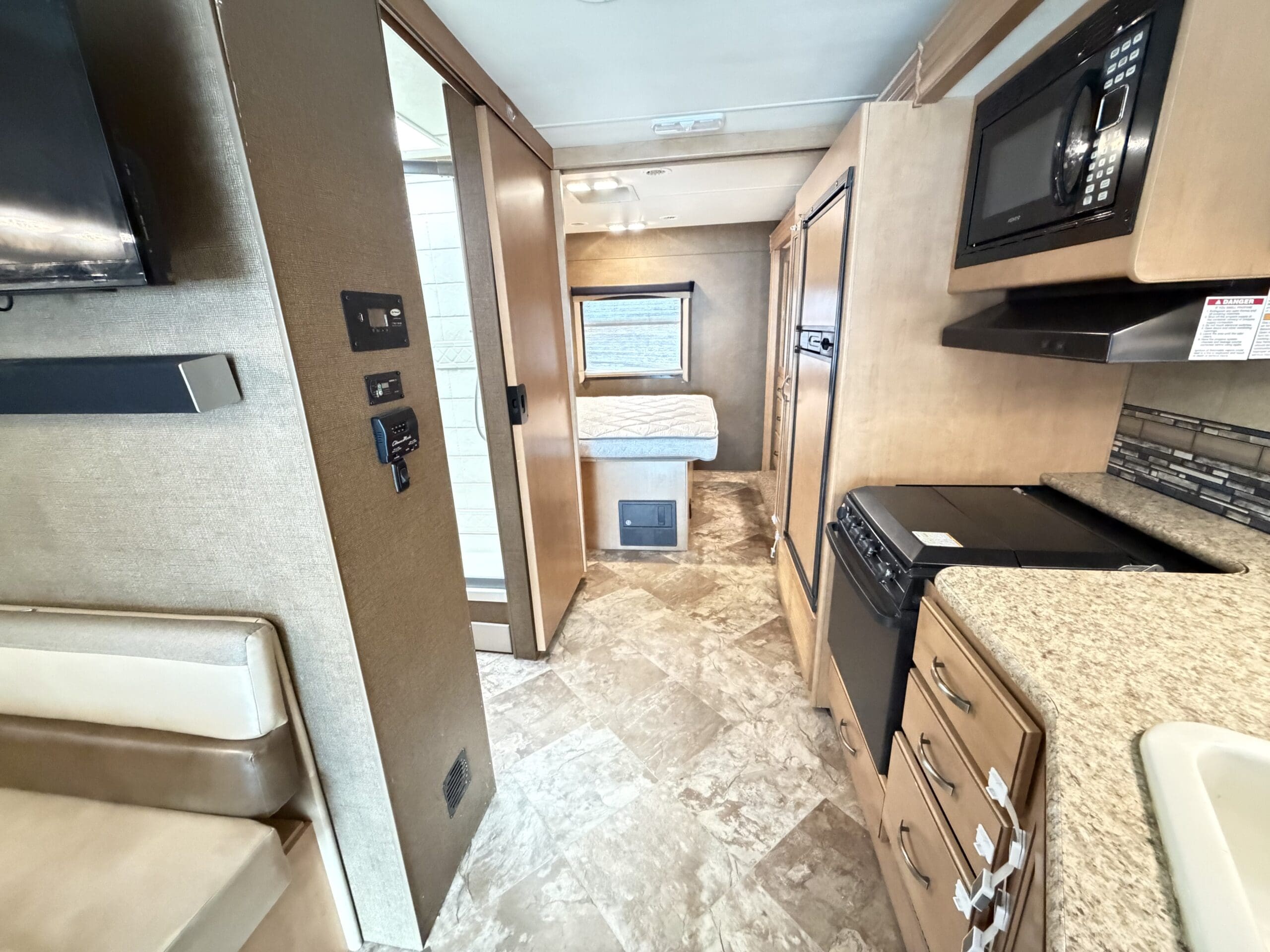 2015 Thor A.C.E 29.3 Slide & Low Miles - Image 37