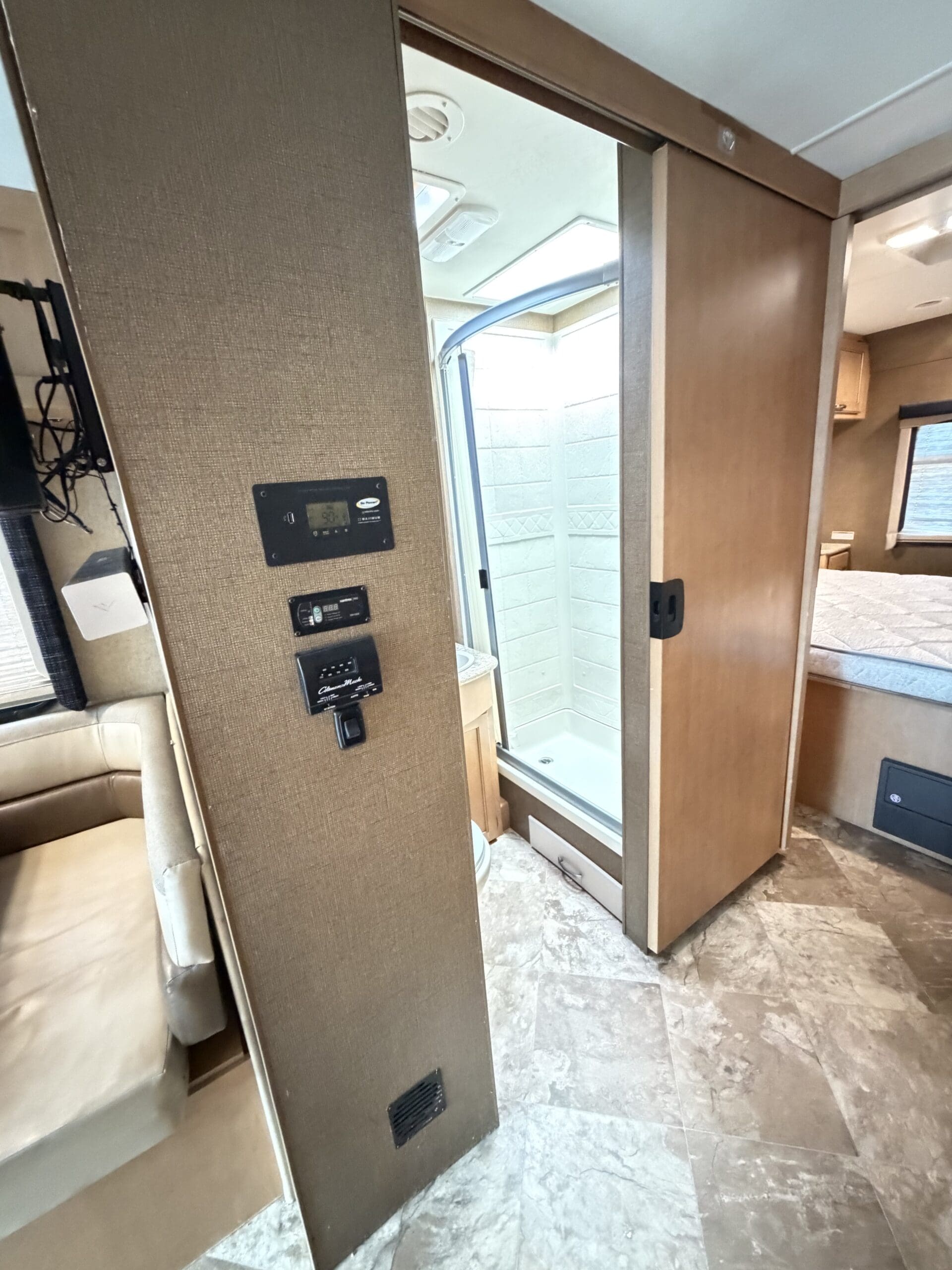 2015 Thor A.C.E 29.3 Slide & Low Miles - Image 38