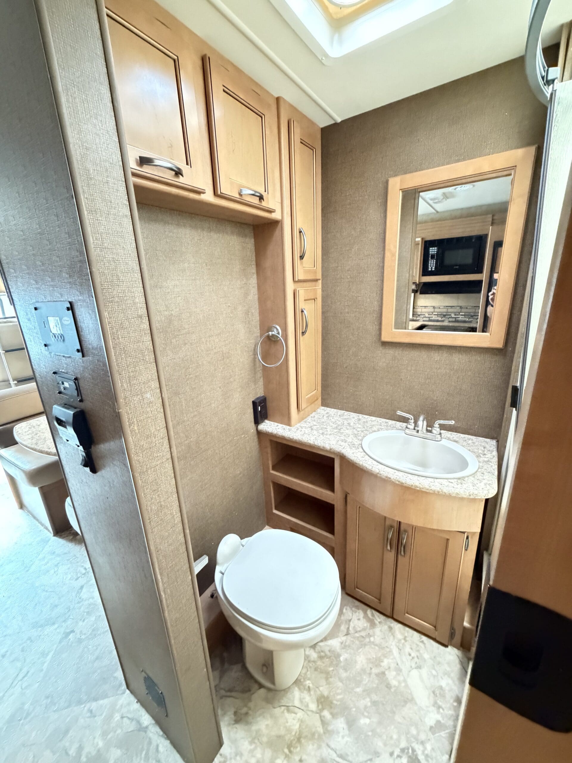 2015 Thor A.C.E 29.3 Slide & Low Miles - Image 40
